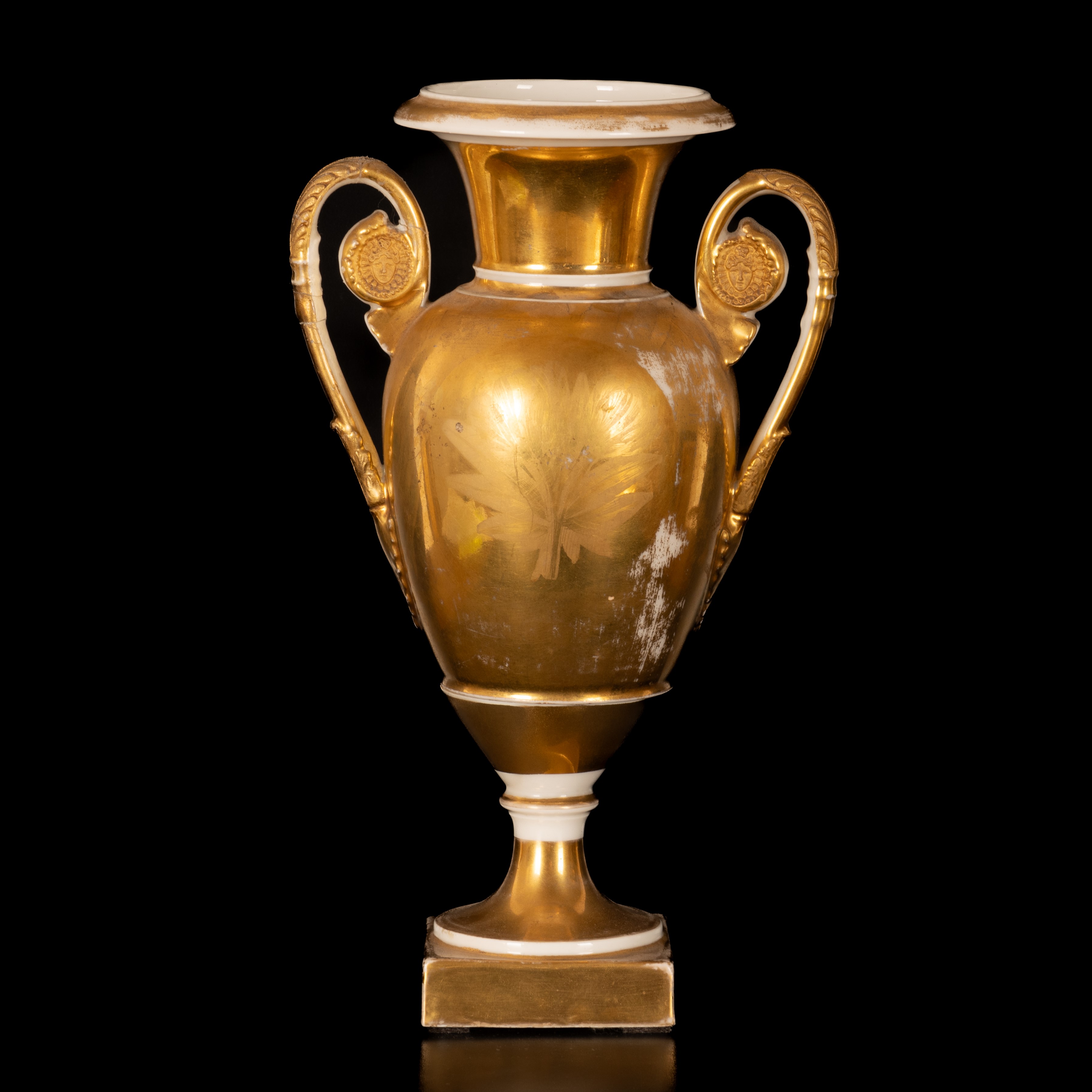 Vaso biansato in porcellana a fondo oro e decoro policromo di paesaggio agreste entro riserva cen...