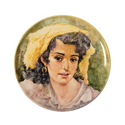 Grande Piatto in Maiolica Raffigurante Ragazza in Costume Abruzzese