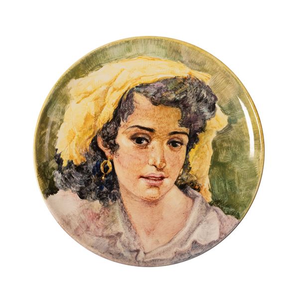 Evelina Pogliani - Grande piatto in maiolica raffigurante ragazza in costume abruzzese