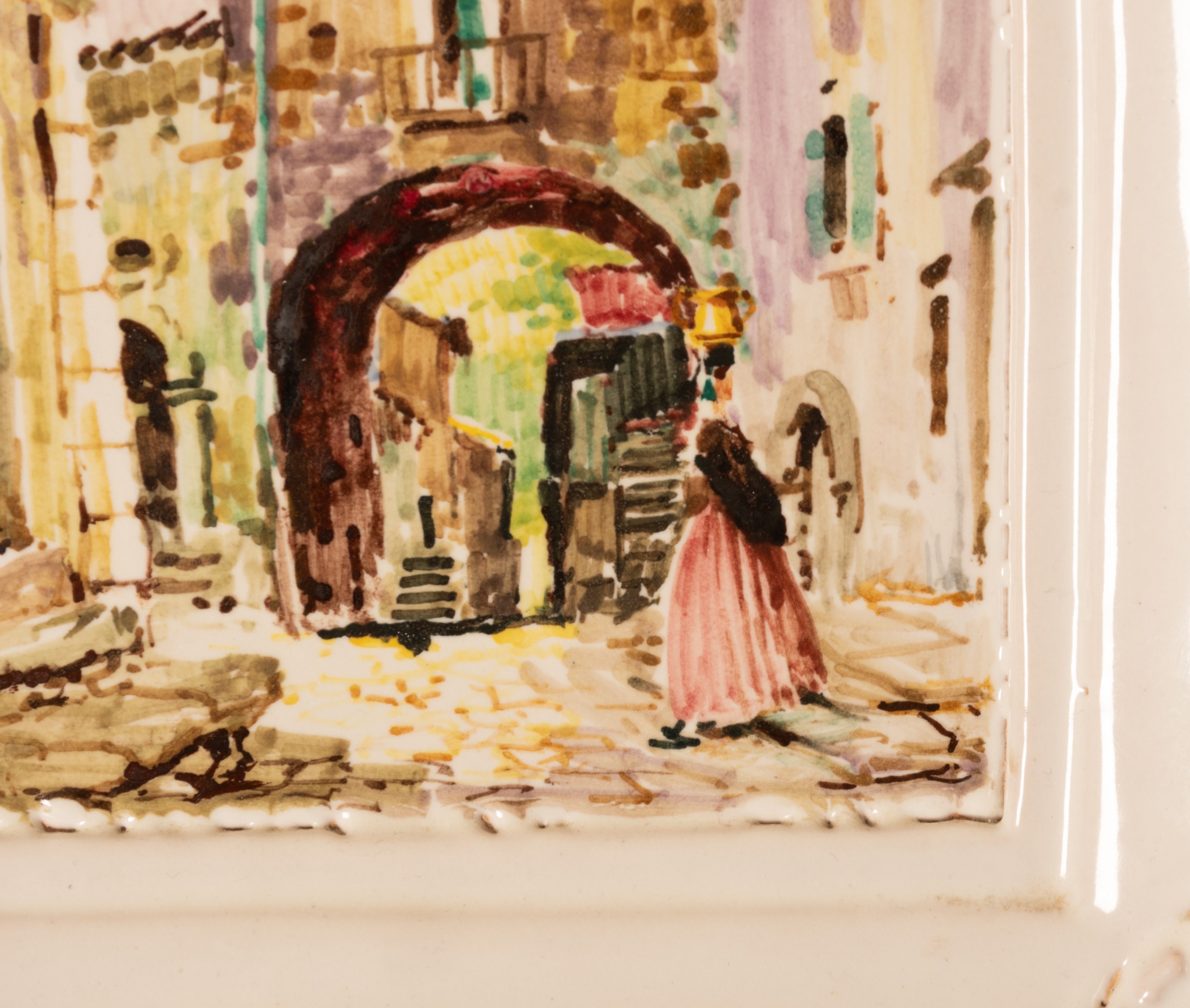 Mattonella e cornice in maiolica nei toni del bianco con istoriata una donna di Scanno in abiti t...