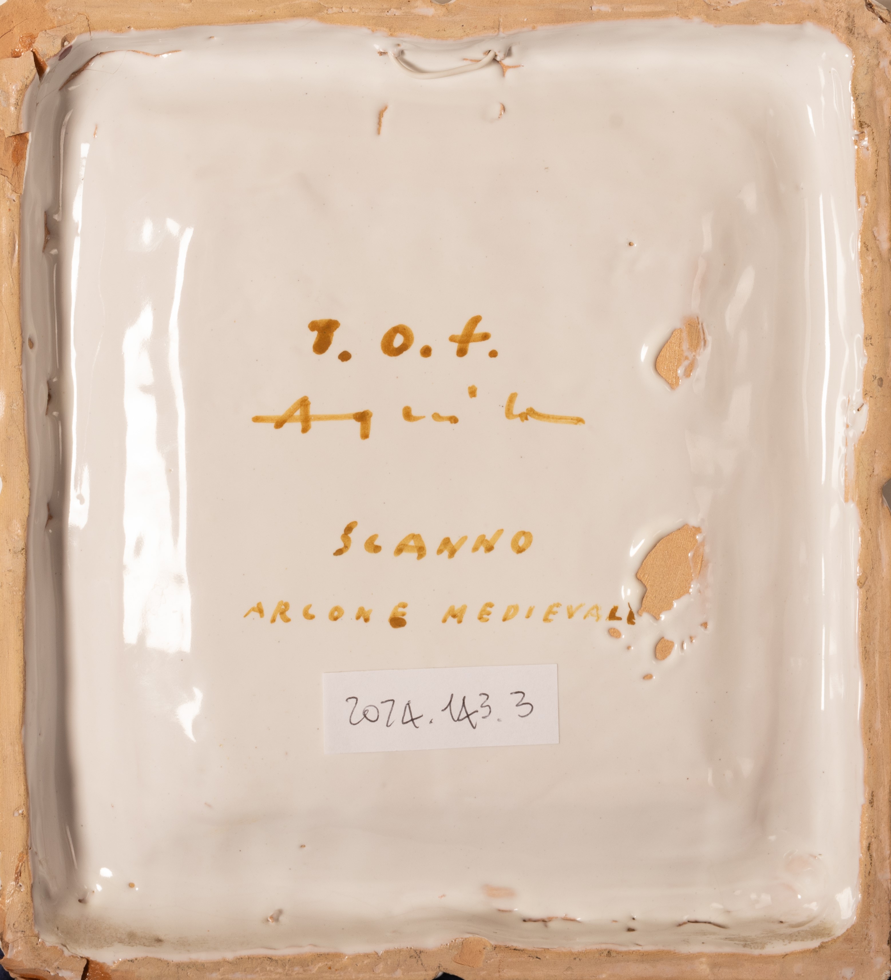 Mattonella e cornice in maiolica nei toni del bianco con istoriata una donna di Scanno in abiti t...