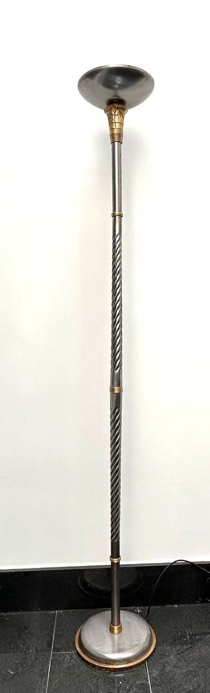 Lampada da terra in metallo argentato e dorato in stile Impero con base tonda.