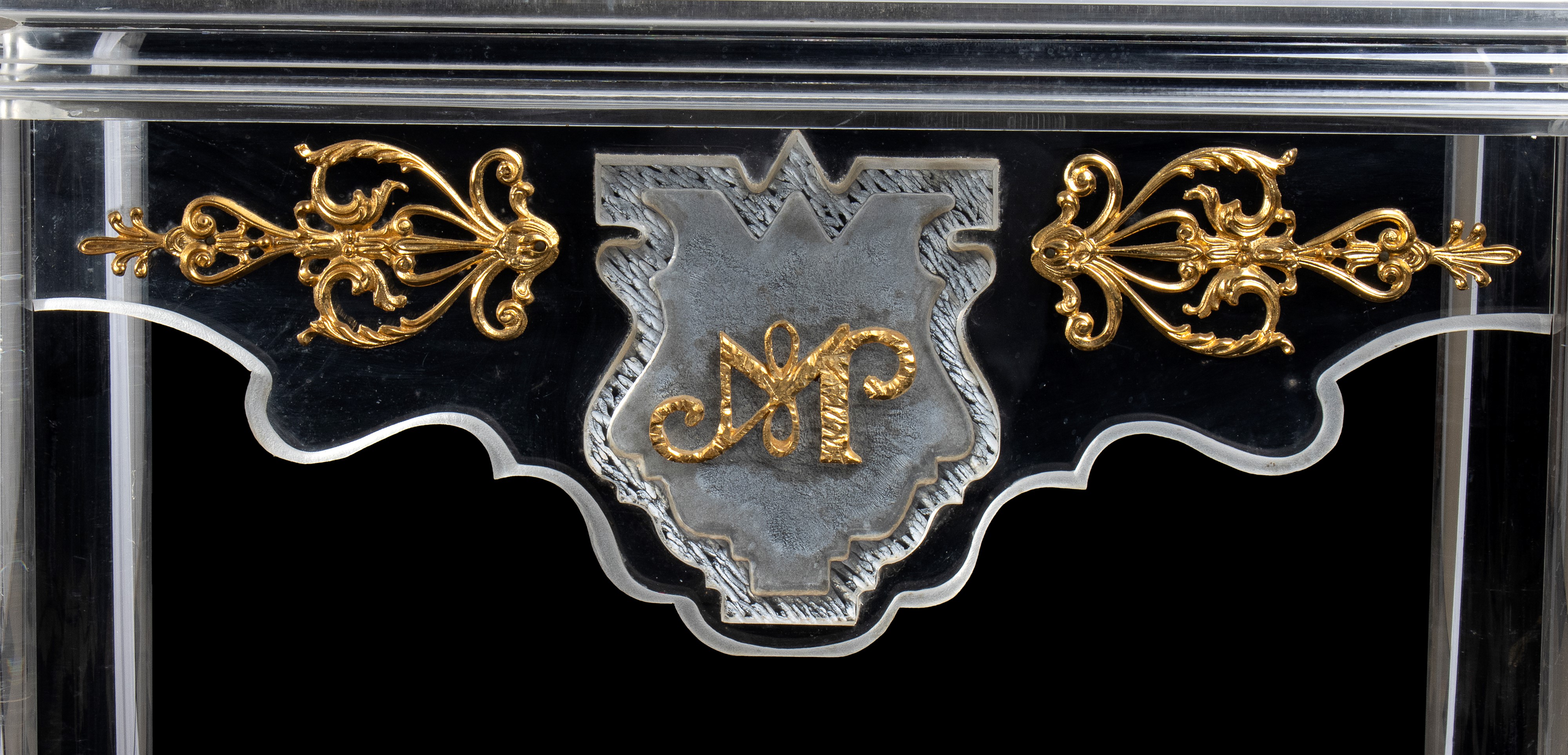 Tavolino in plexiglass trasparente con particolare grambiale sagomato e decoro con monogramma di ...