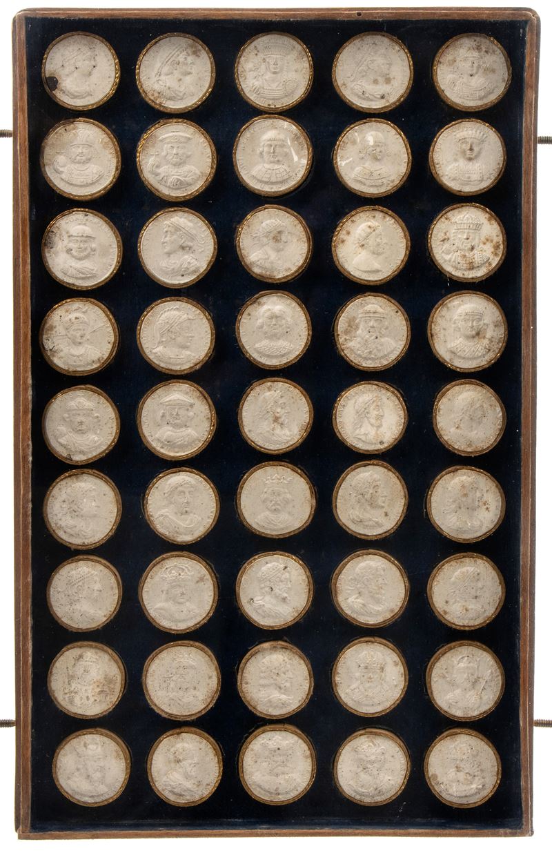 Teca in perspex laccato nero e trasparente conteneenti riproduzioni di antiche monete romane in c...