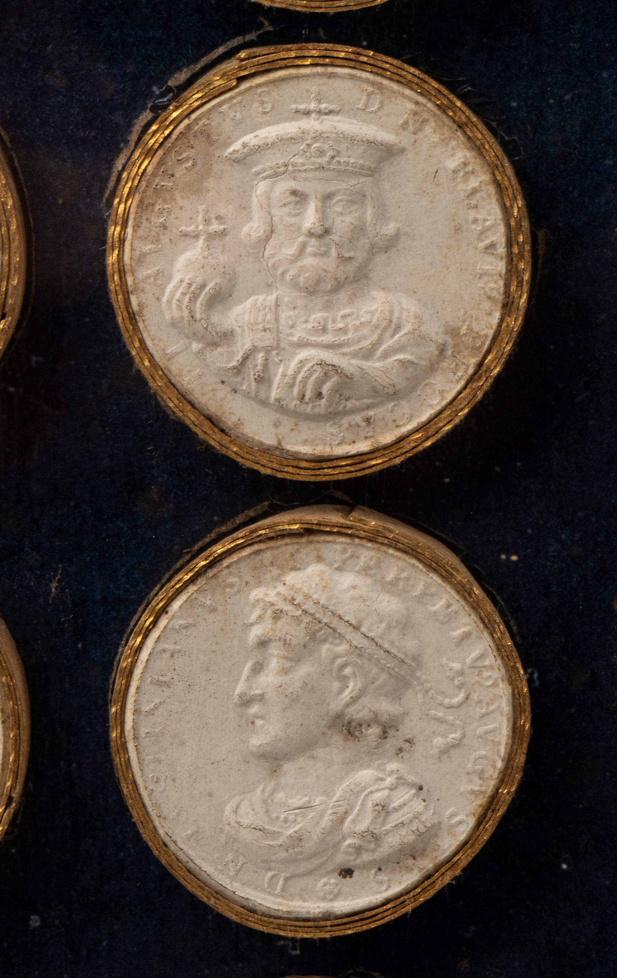 Teca in perspex laccato nero e trasparente conteneenti riproduzioni di antiche monete romane in c...