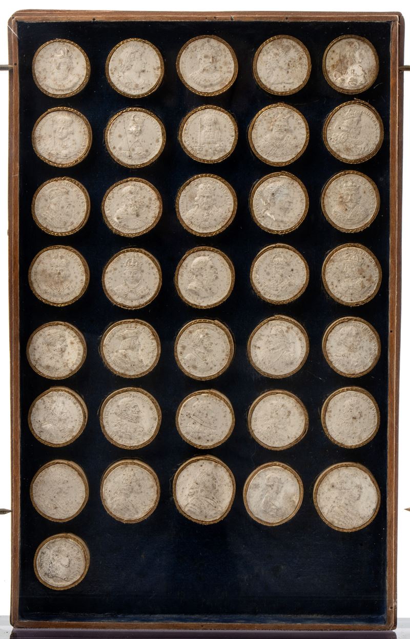 Teca in perspex laccato nero e trasparente conteneenti riproduzioni di antiche monete romane in c...