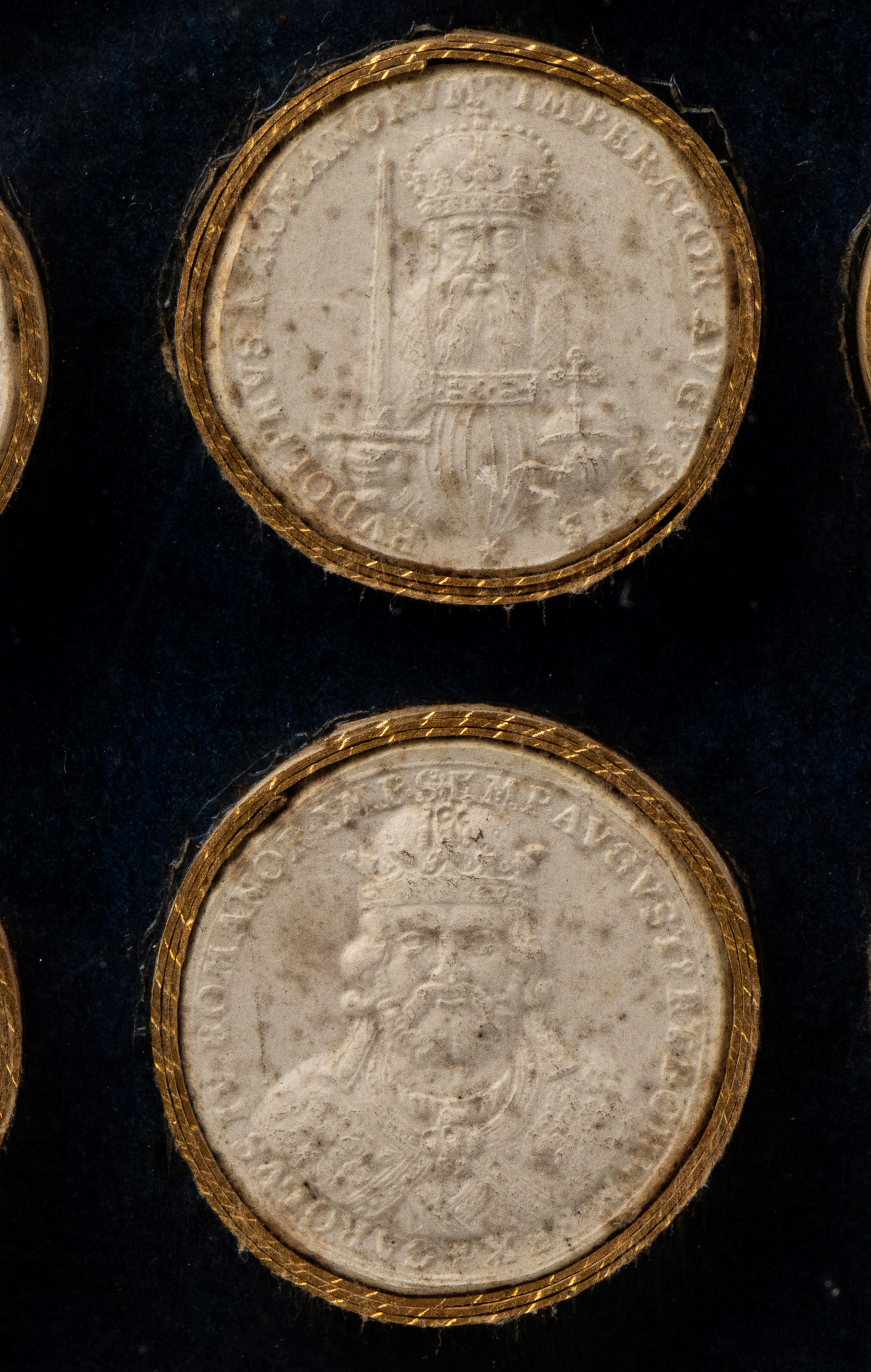 Teca in perspex laccato nero e trasparente conteneenti riproduzioni di antiche monete romane in c...