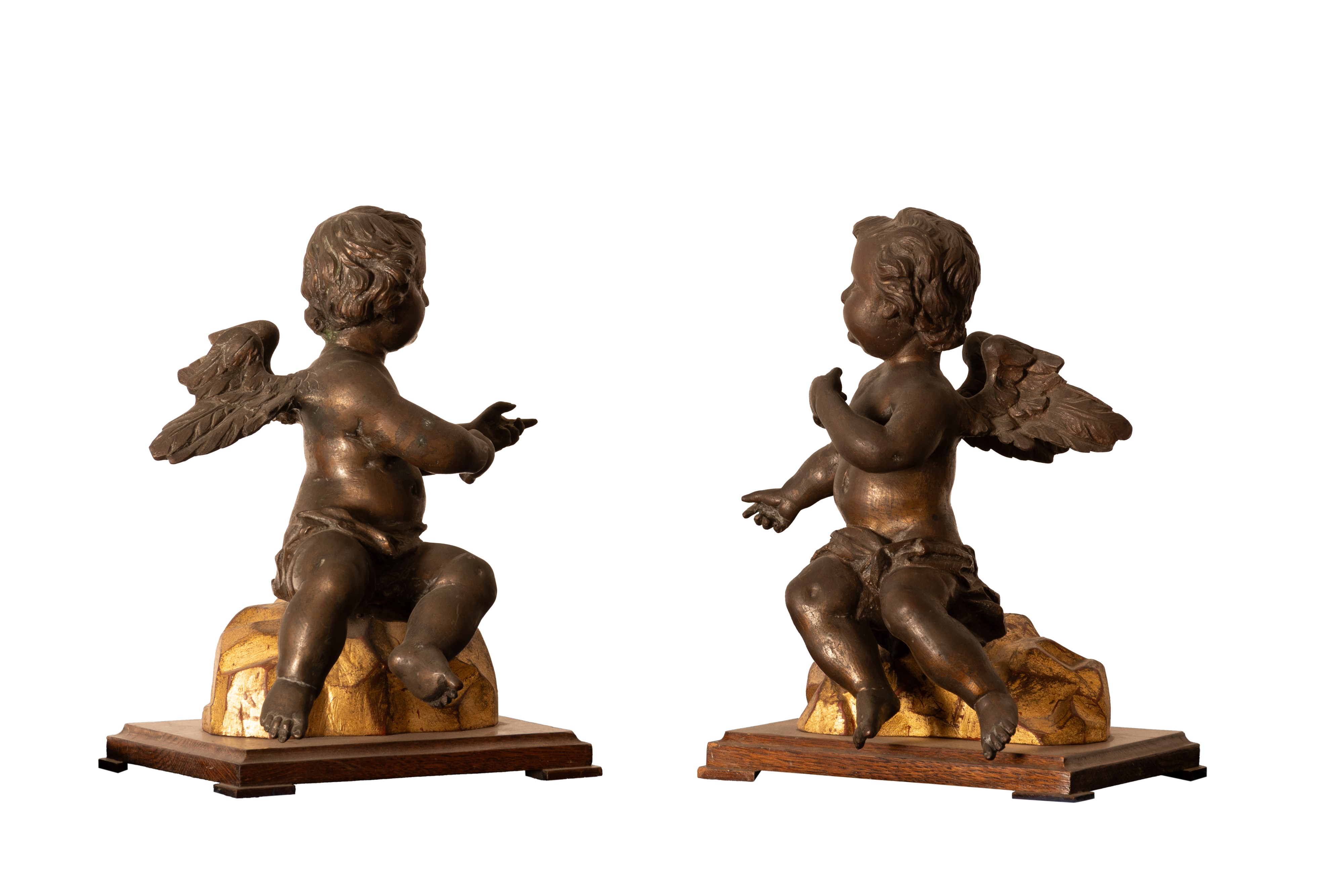 Coppia di piccoli putti in bronzo su basi in legno
