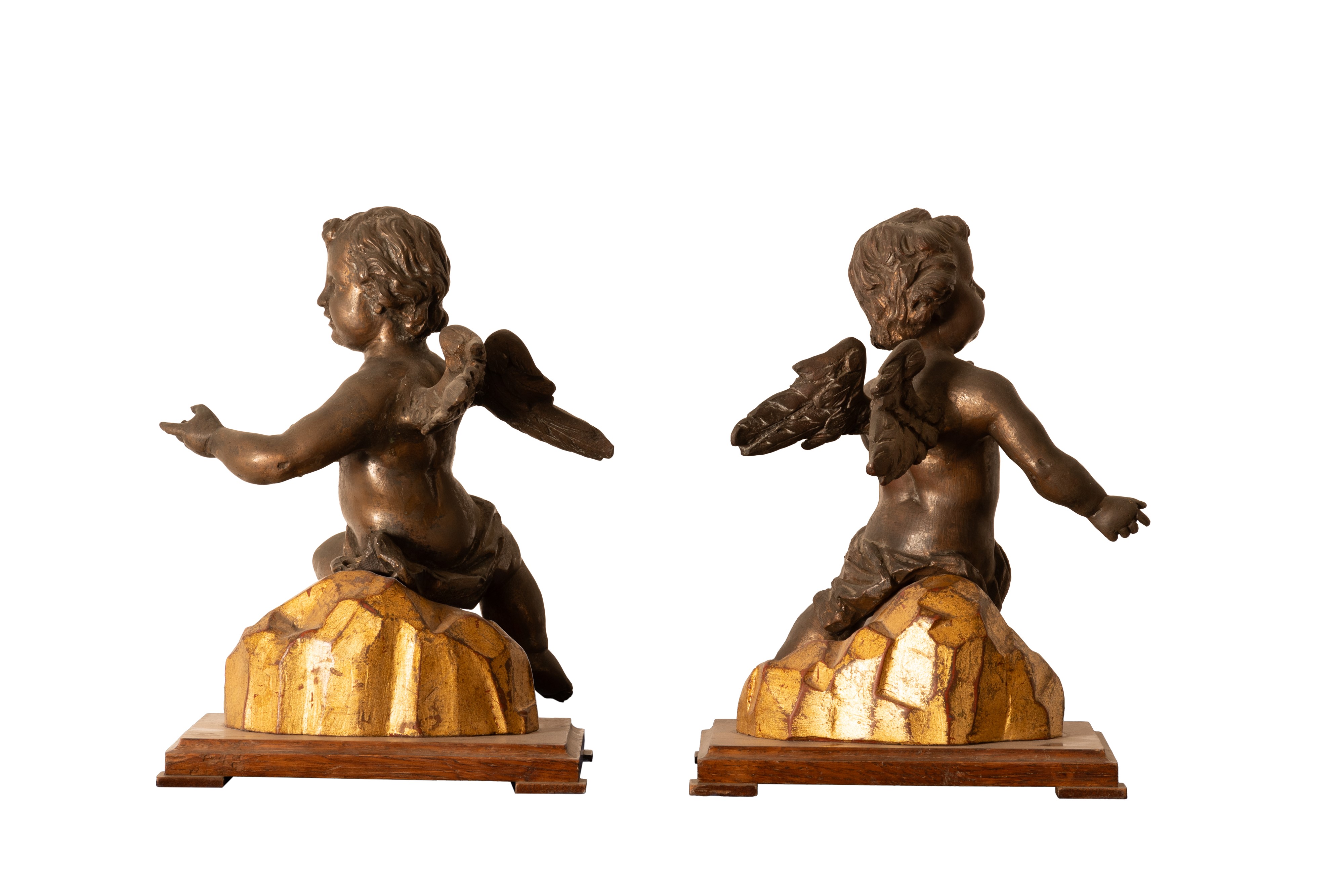 Coppia di piccoli putti in bronzo su basi in legno