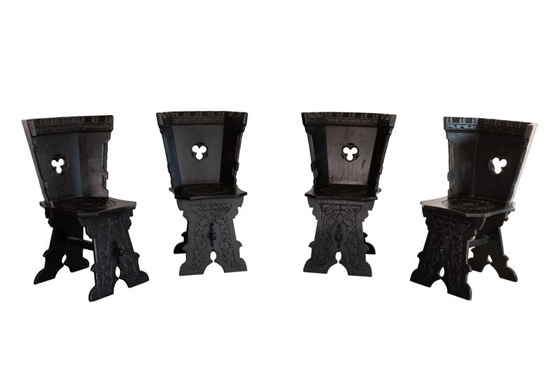 Lotto di 4 scranni in legno di patina nera con gambe, seduta e orlo dello schienale decorate con ...