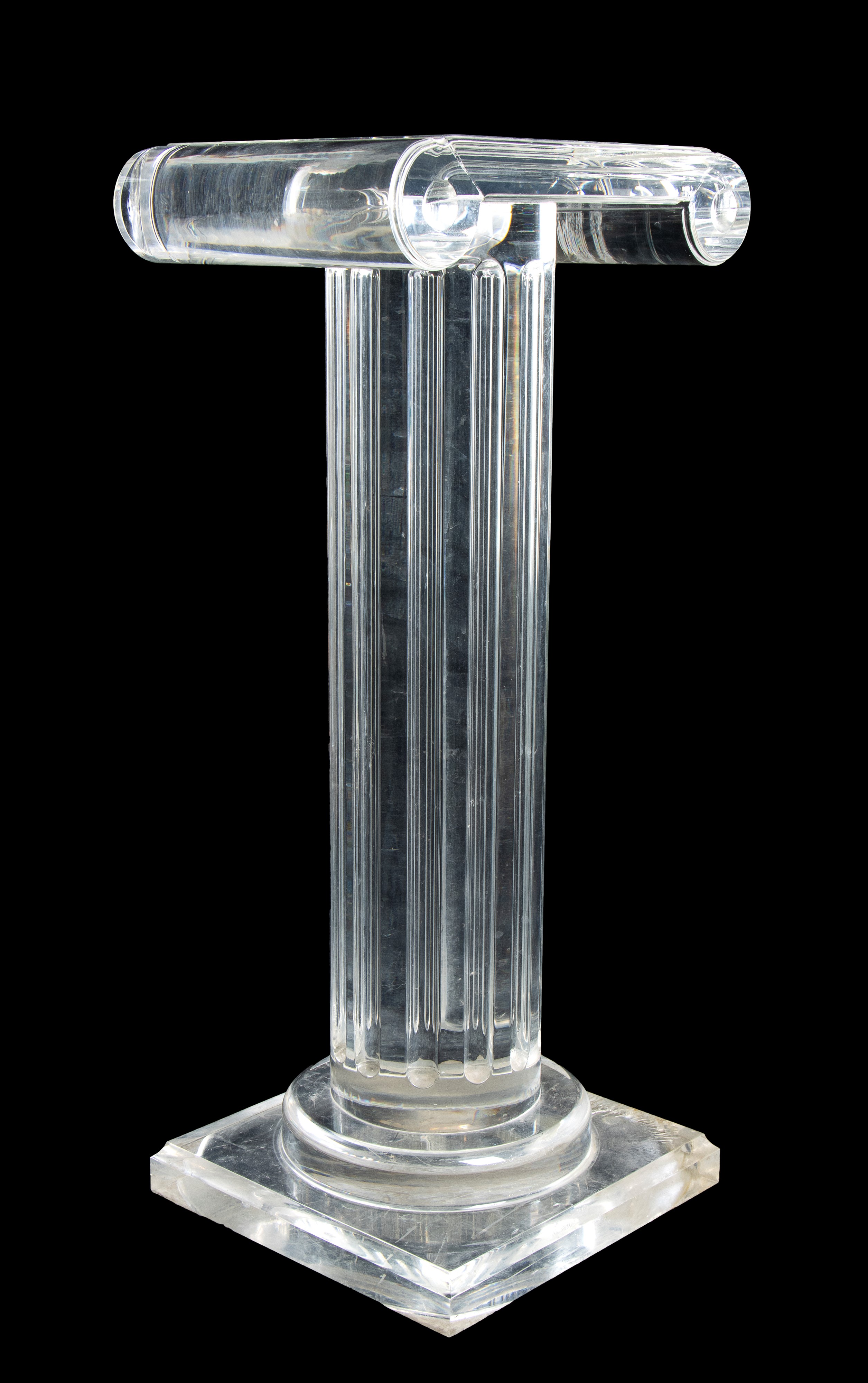 Colonna ionica in plexiglass. Roma, anni Settanta.