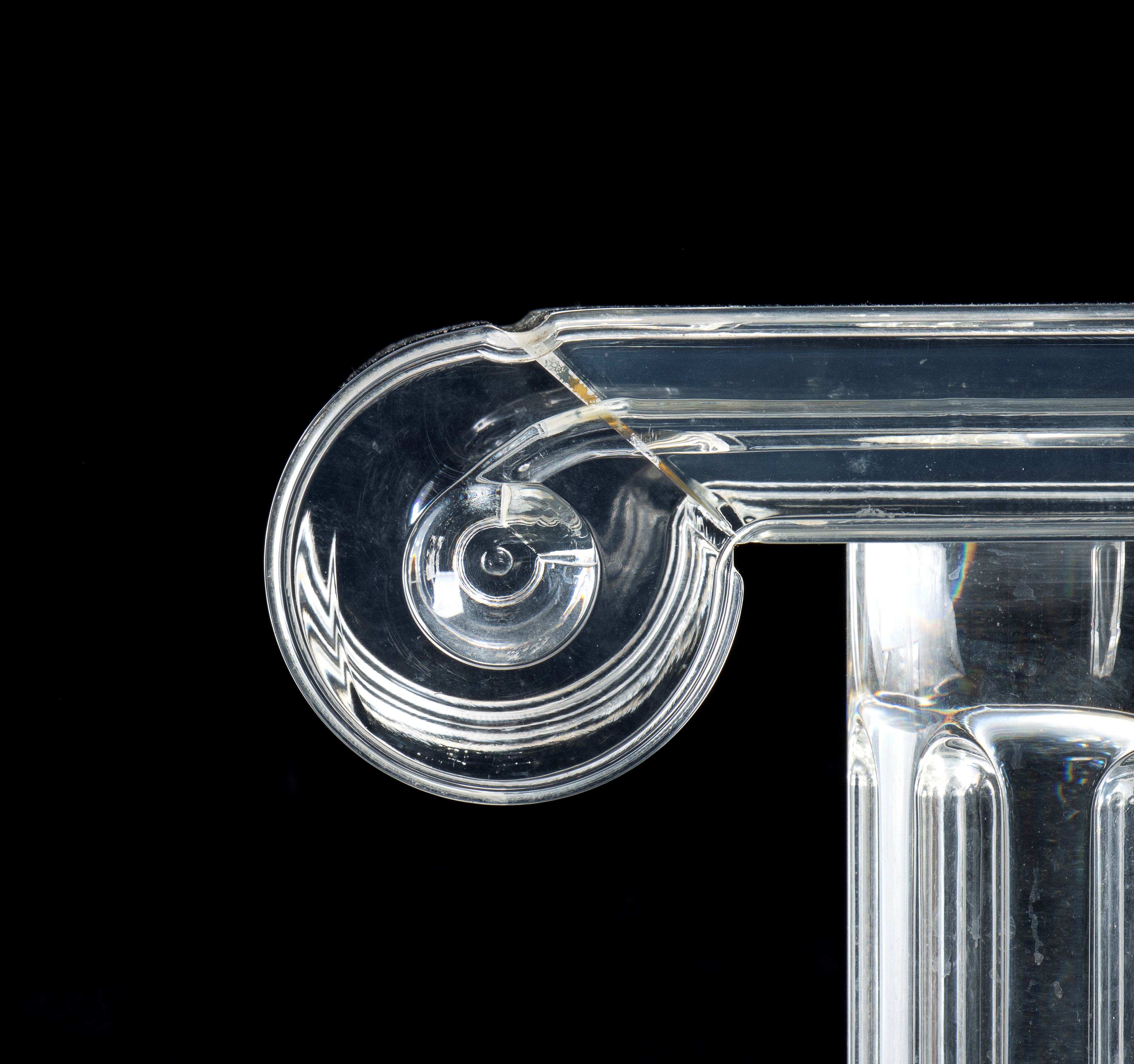 Colonna ionica in plexiglass. Roma, anni Settanta.