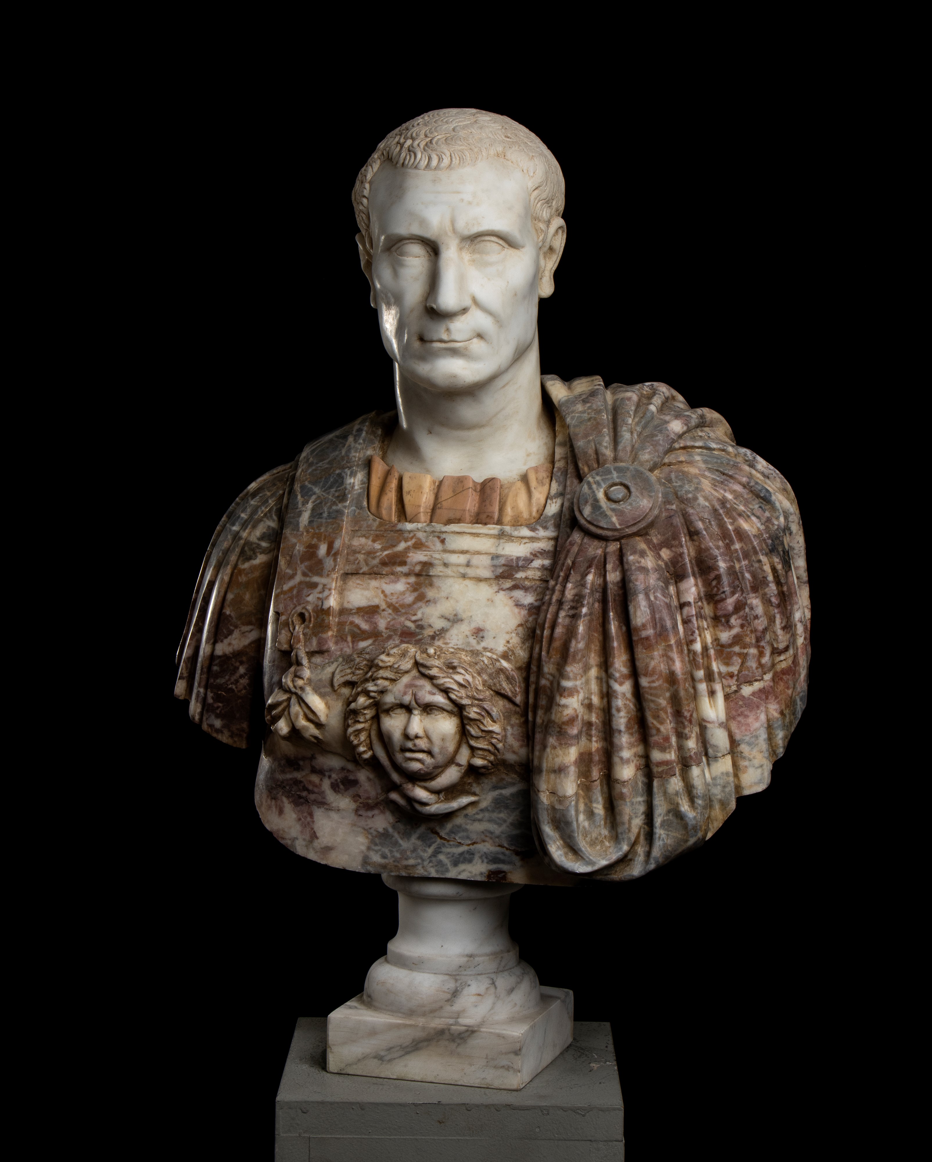 Busto di Giulio Cesare in Marmo Bianco Statuario e Breccia Medicea con Inserti in Marmo Giallo An...