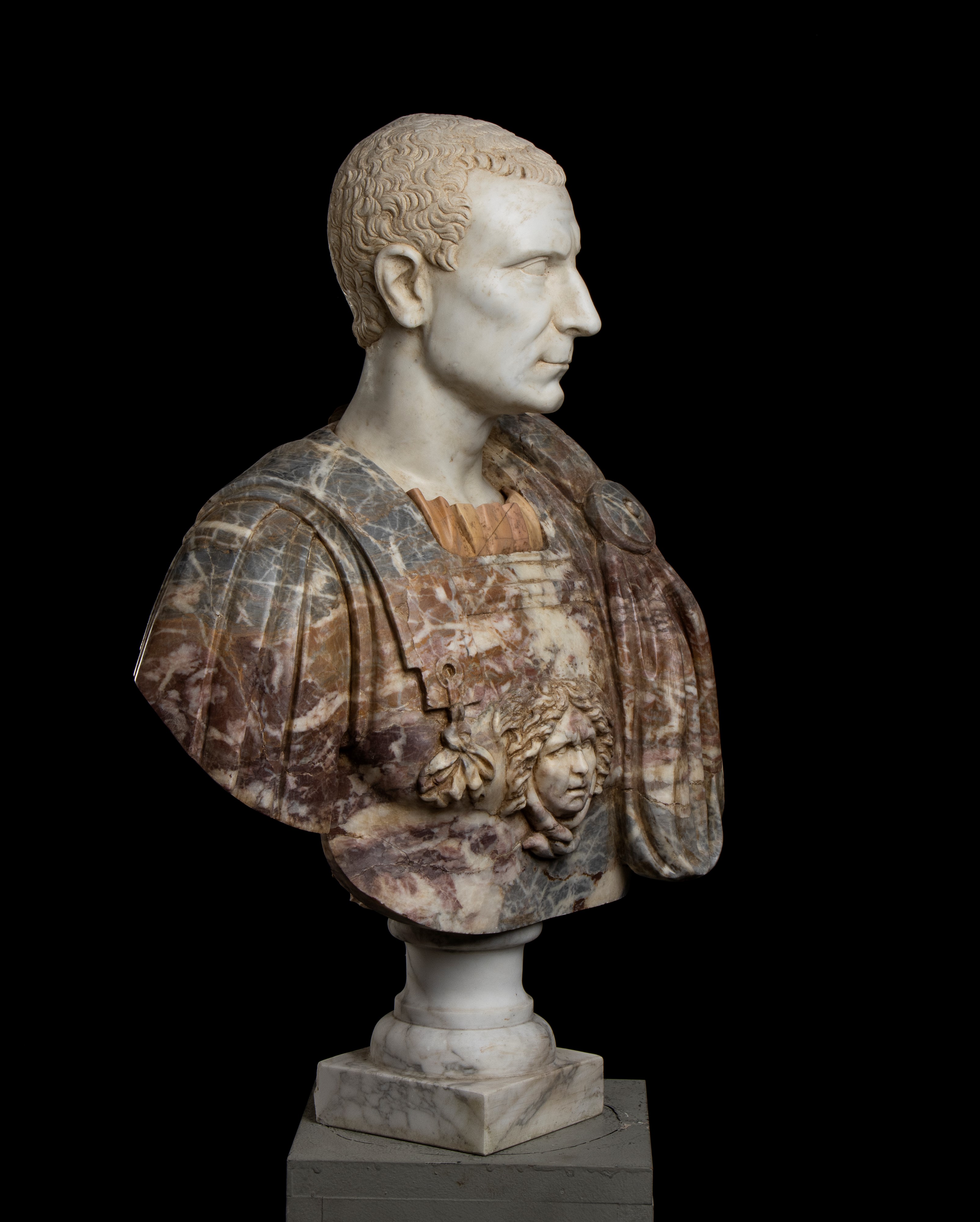 Busto di Giulio Cesare in Marmo Bianco Statuario e Breccia Medicea con Inserti in Marmo Giallo An...