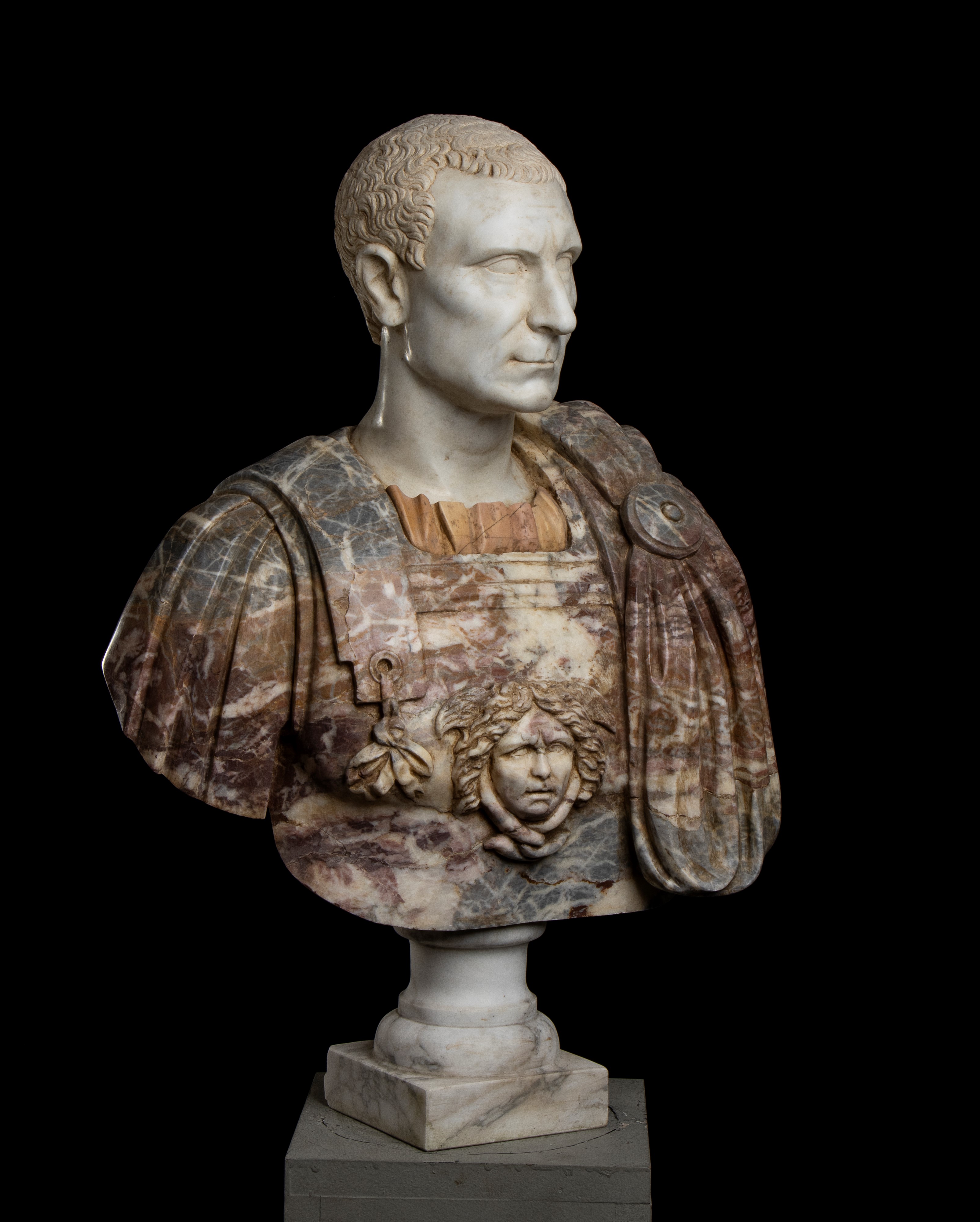 Busto di Giulio Cesare in Marmo Bianco Statuario e Breccia Medicea con Inserti in Marmo Giallo An...
