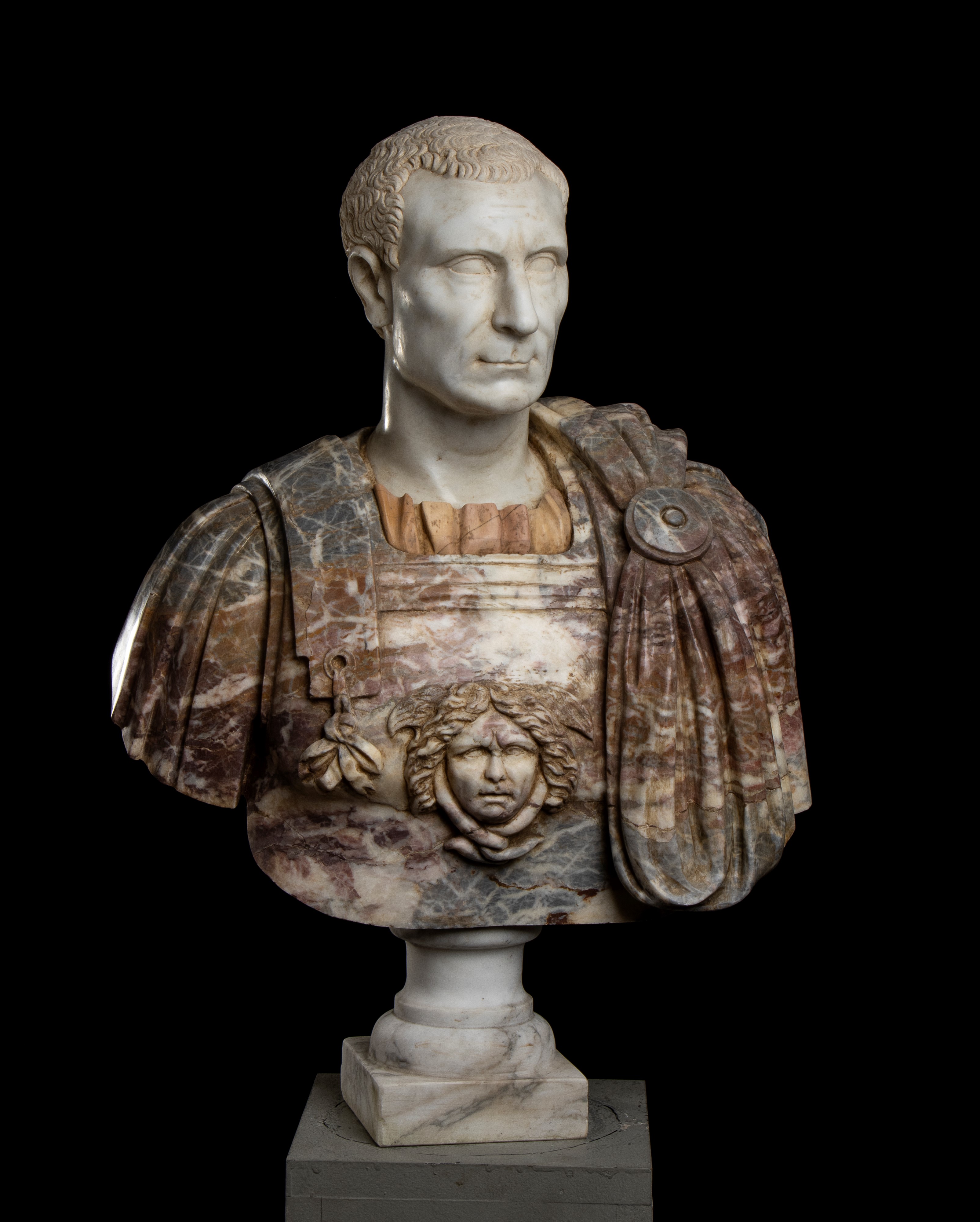 Busto di Giulio Cesare in Marmo Bianco Statuario e Breccia Medicea con Inserti in Marmo Giallo An...
