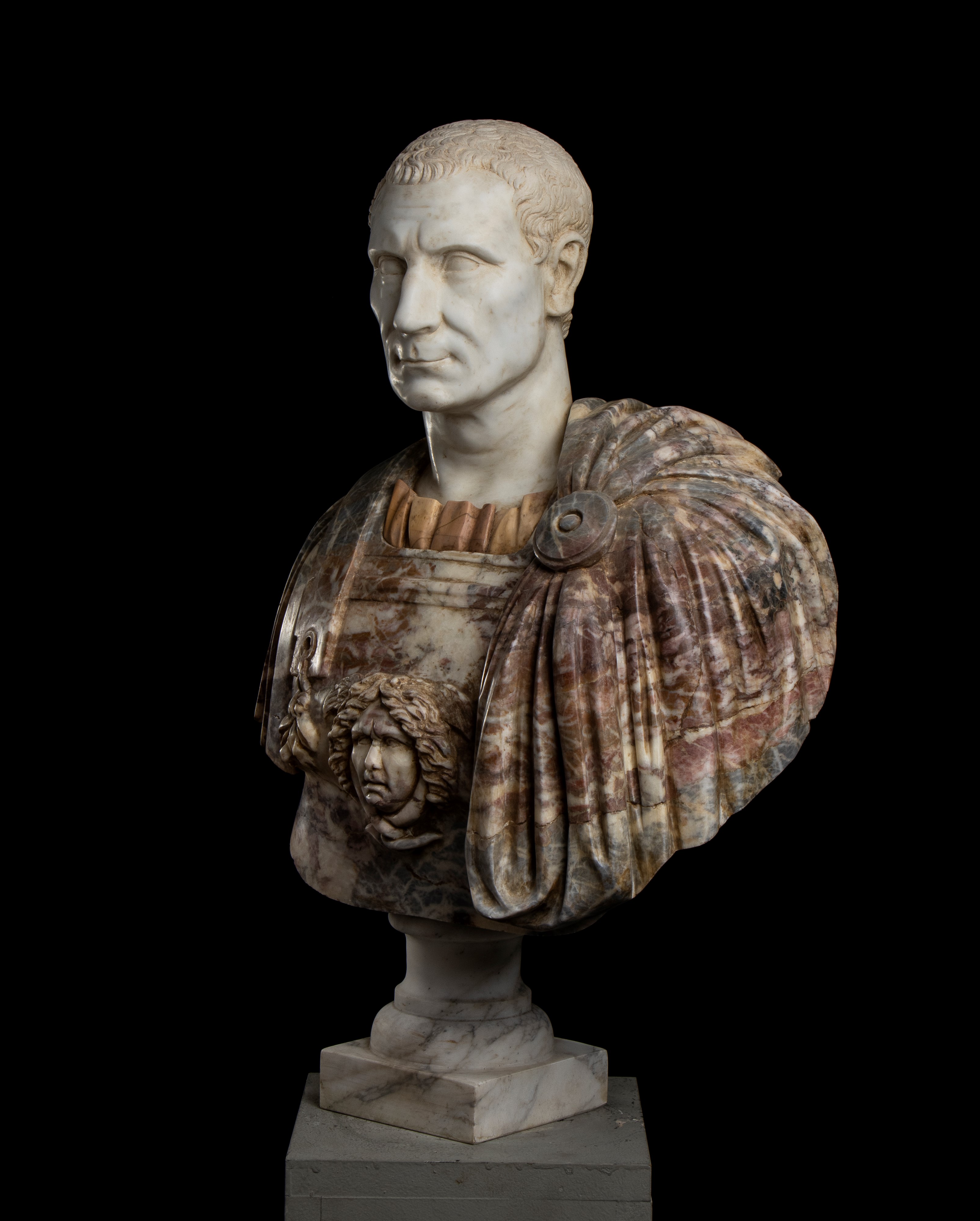 Busto di Giulio Cesare in Marmo Bianco Statuario e Breccia Medicea con Inserti in Marmo Giallo An...