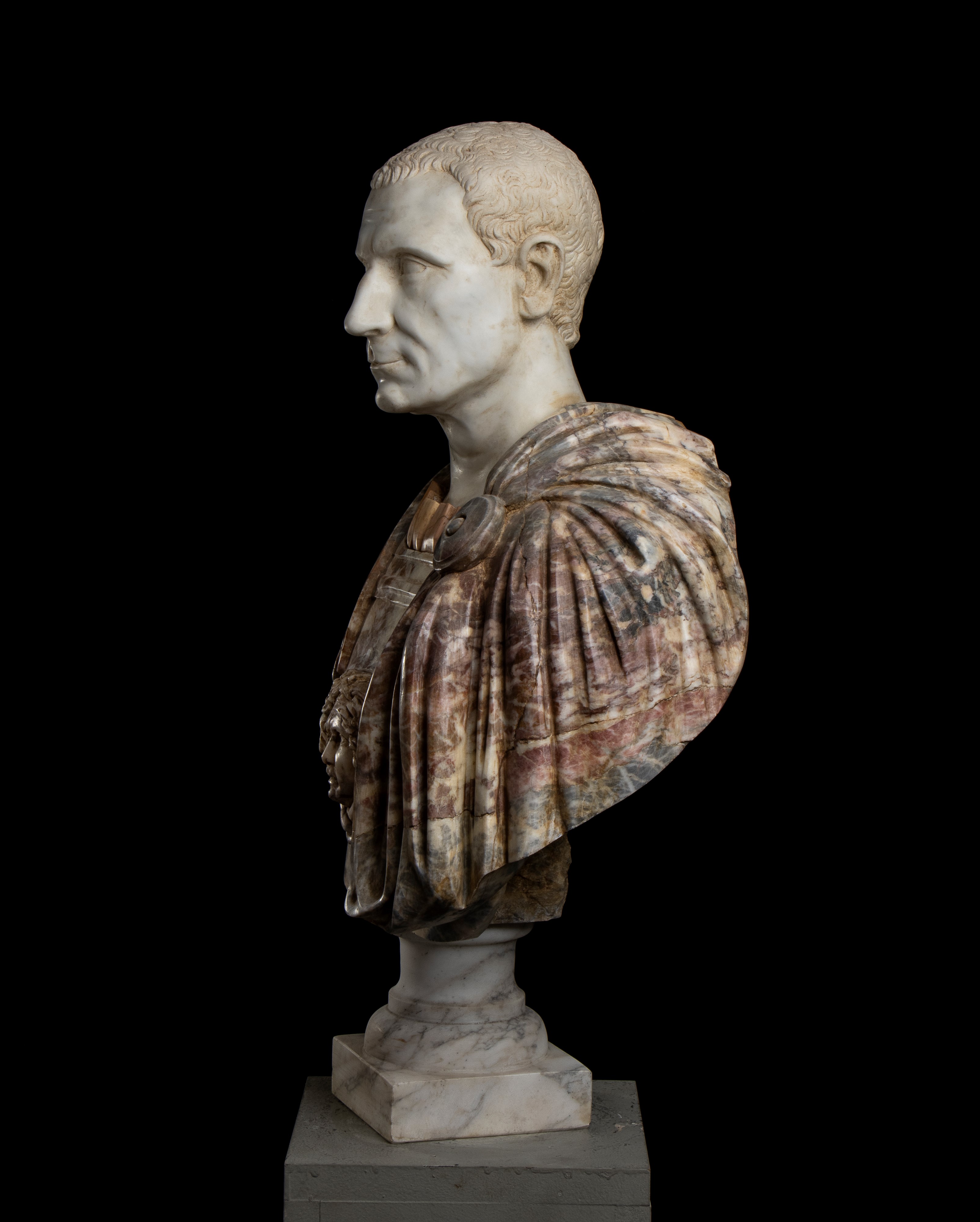 Busto di Giulio Cesare in Marmo Bianco Statuario e Breccia Medicea con Inserti in Marmo Giallo An...