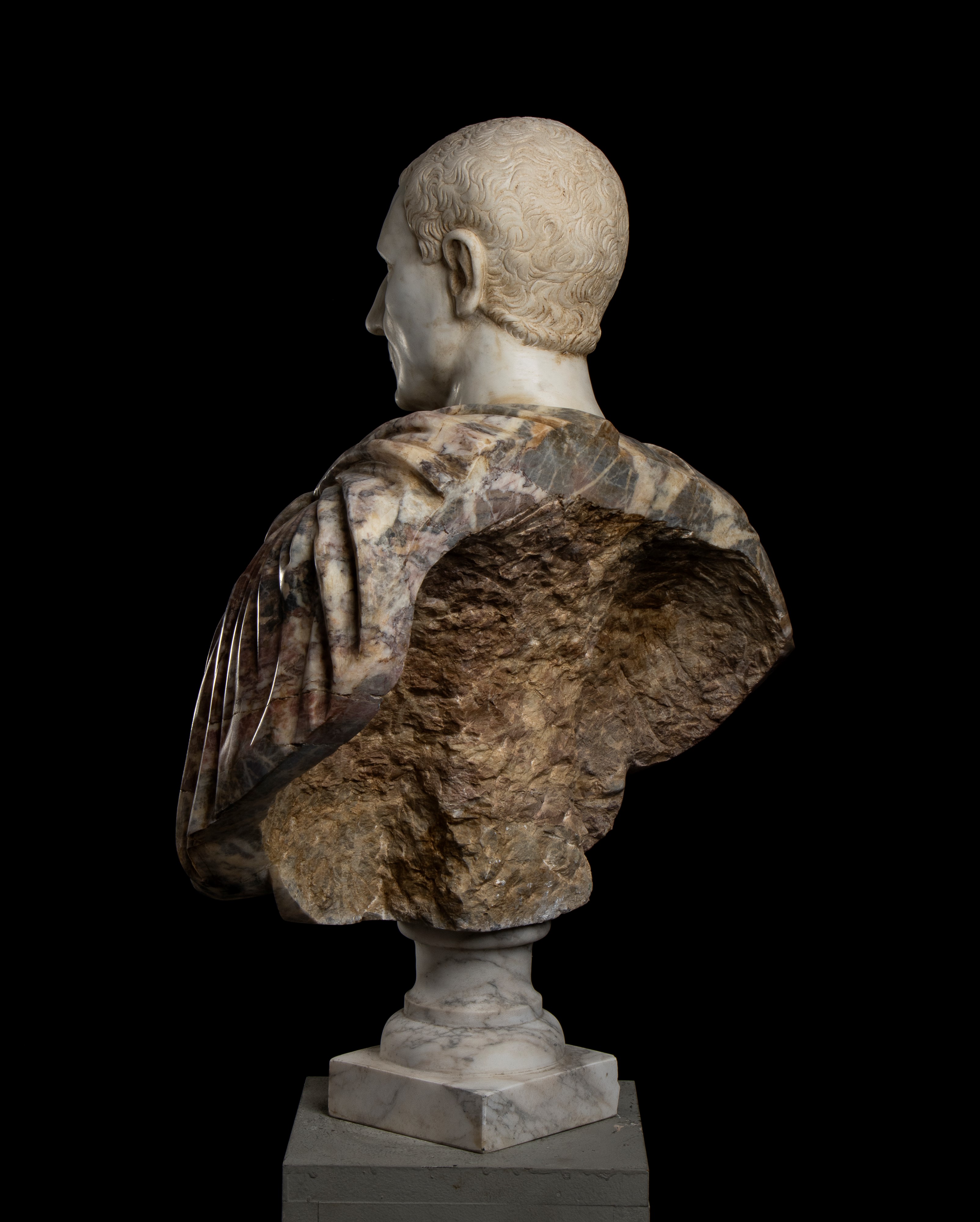 Busto di Giulio Cesare in Marmo Bianco Statuario e Breccia Medicea con Inserti in Marmo Giallo An...