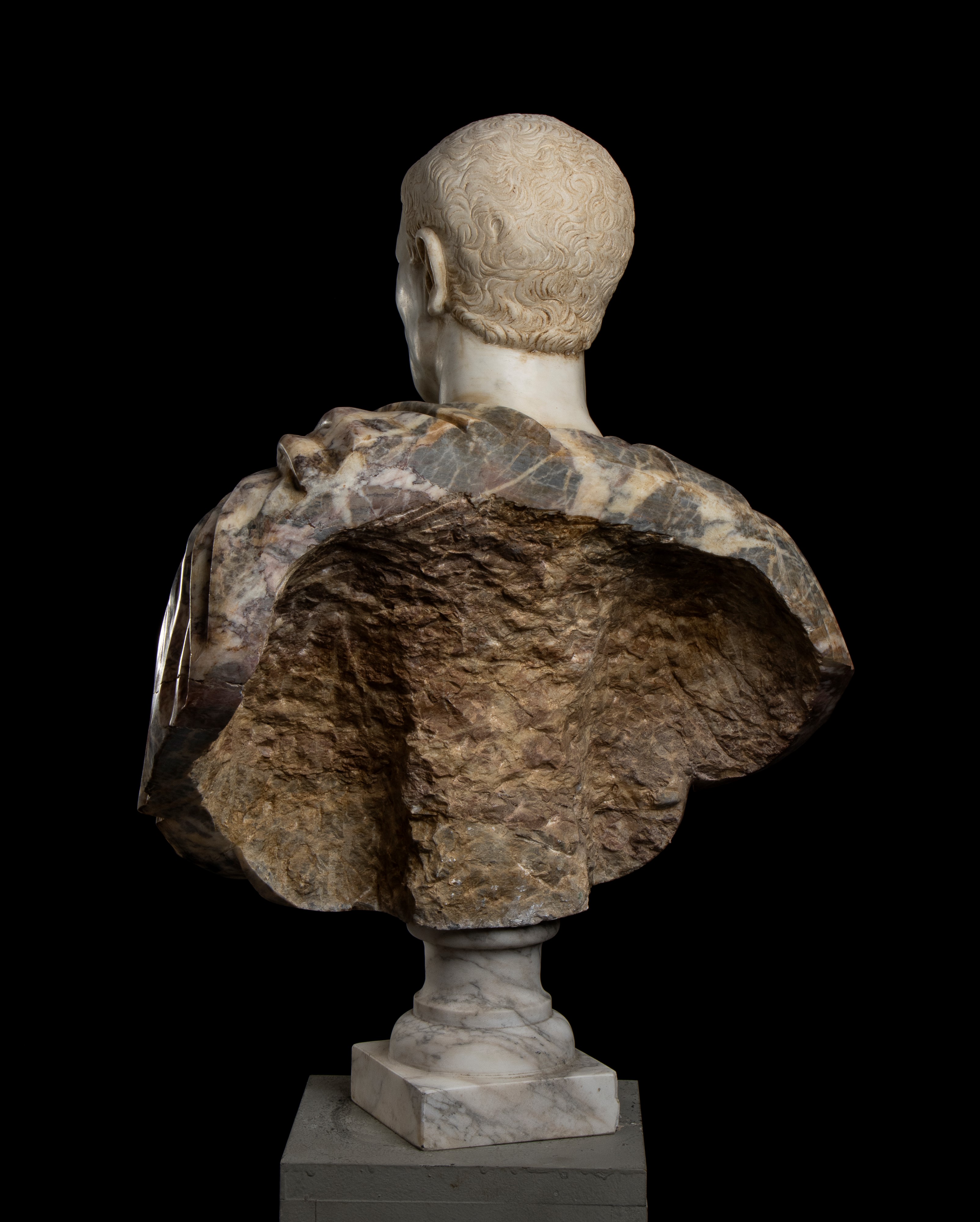 Busto di Giulio Cesare in Marmo Bianco Statuario e Breccia Medicea con Inserti in Marmo Giallo An...