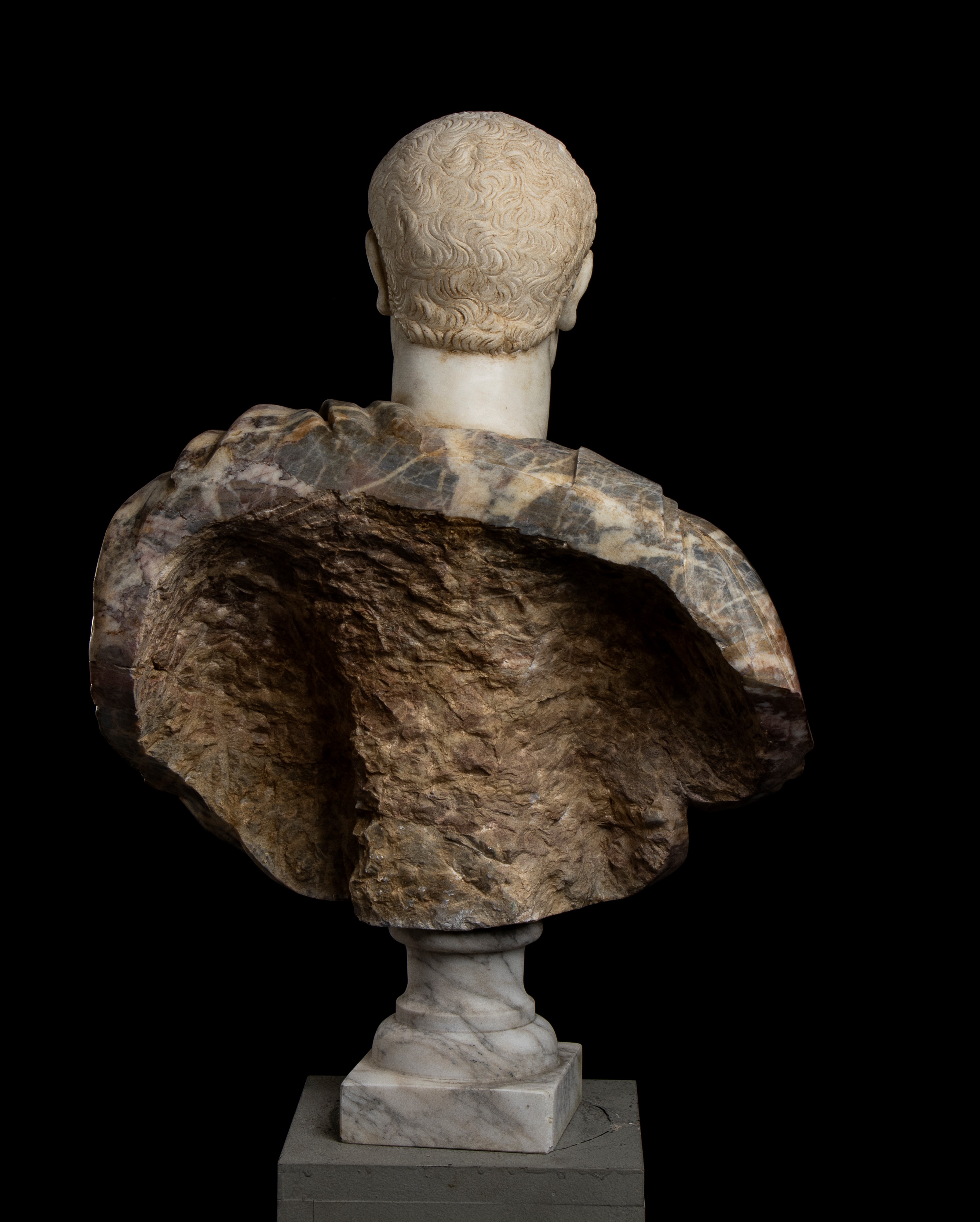 Busto di Giulio Cesare in Marmo Bianco Statuario e Breccia Medicea con Inserti in Marmo Giallo An...