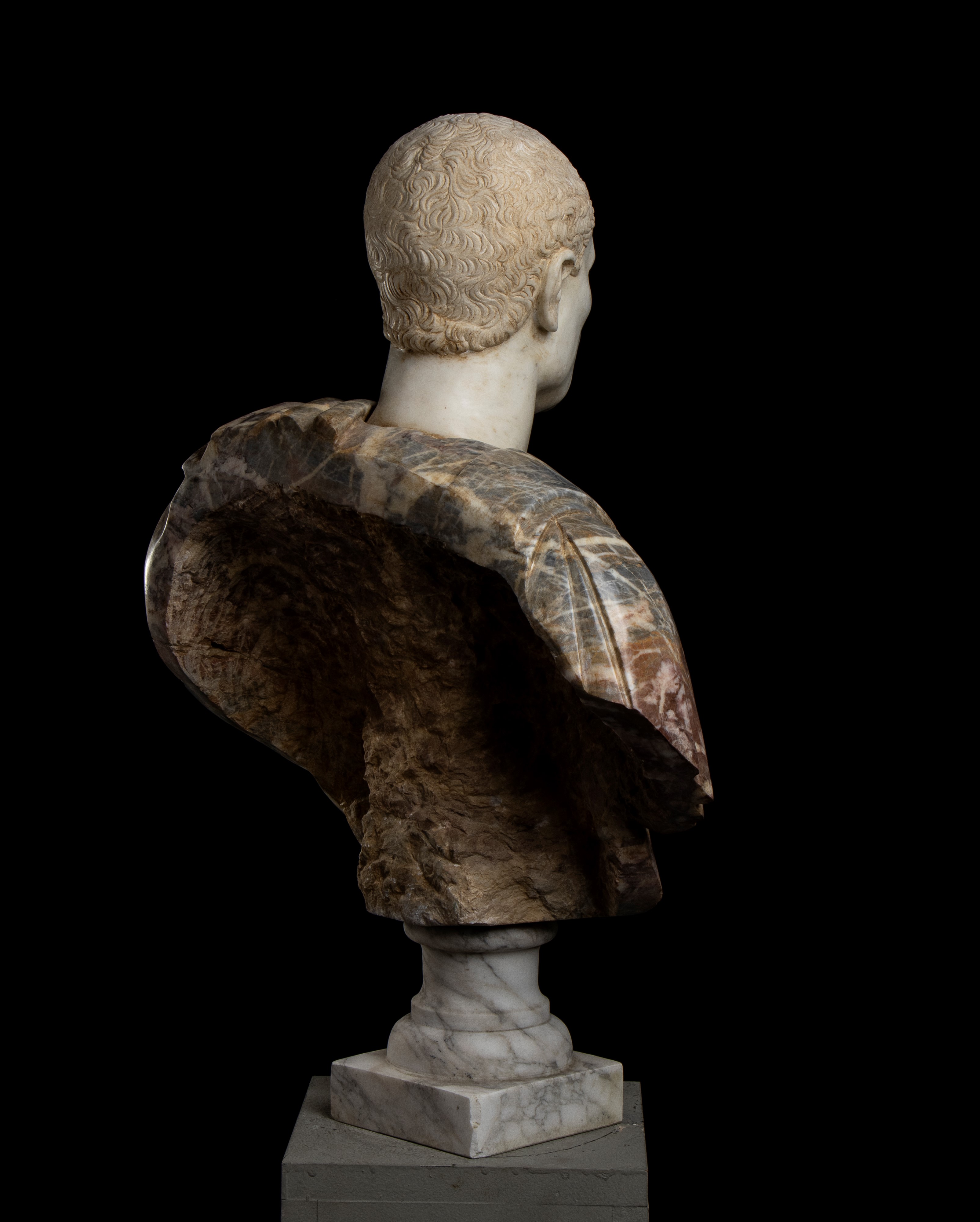 Busto di Giulio Cesare in Marmo Bianco Statuario e Breccia Medicea con Inserti in Marmo Giallo An...
