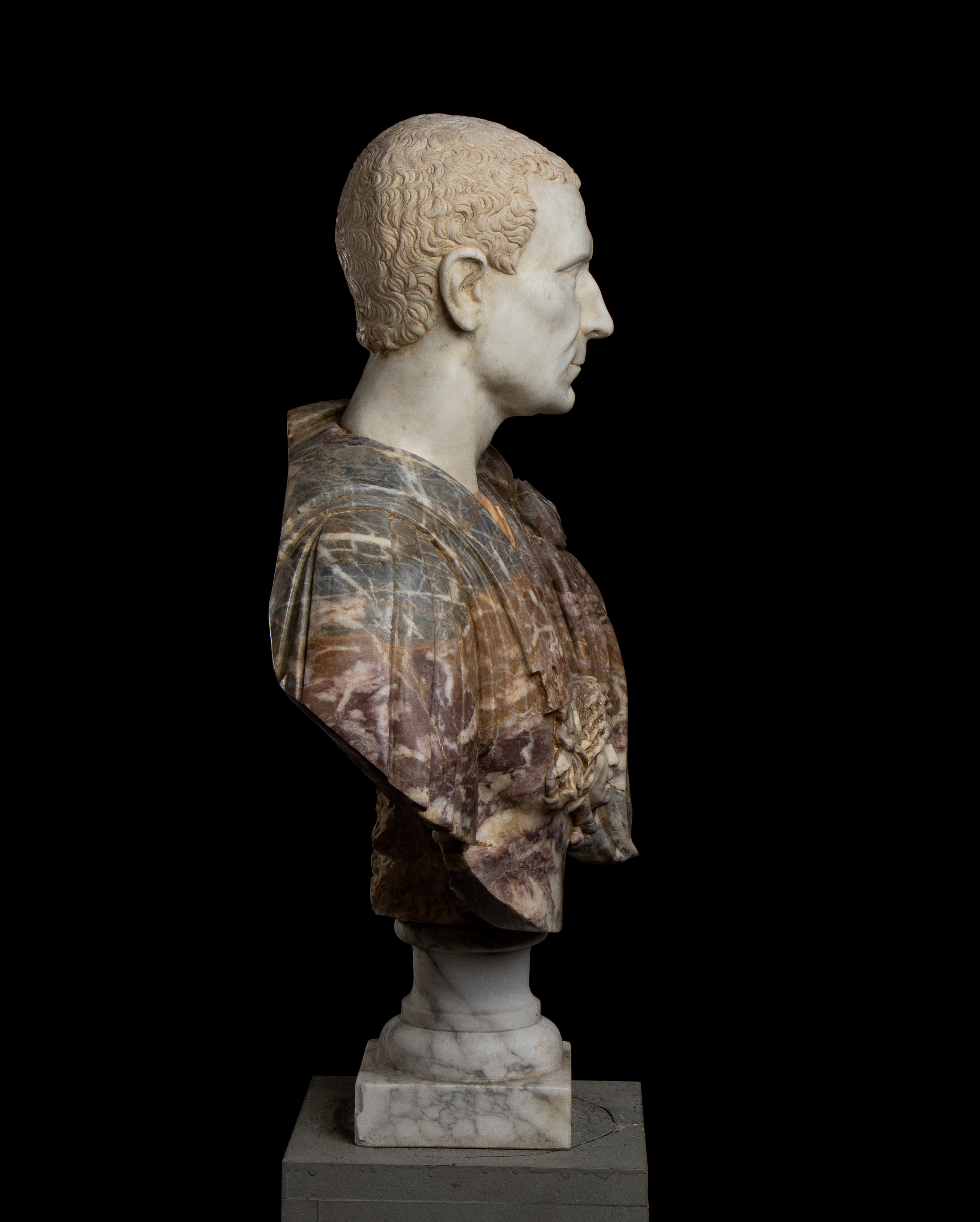 Busto di Giulio Cesare in Marmo Bianco Statuario e Breccia Medicea con Inserti in Marmo Giallo An...