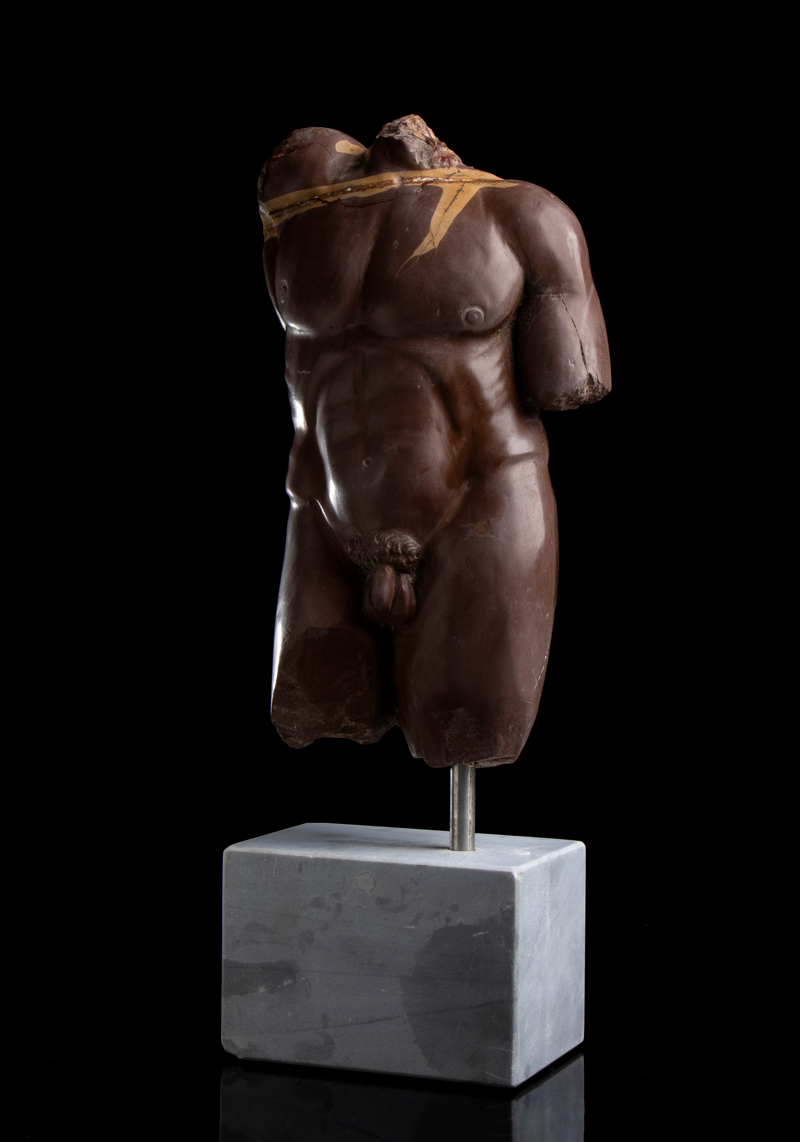 Torso in marmo rosso antico. Roma, fine del XIX - inizi del XX secolo