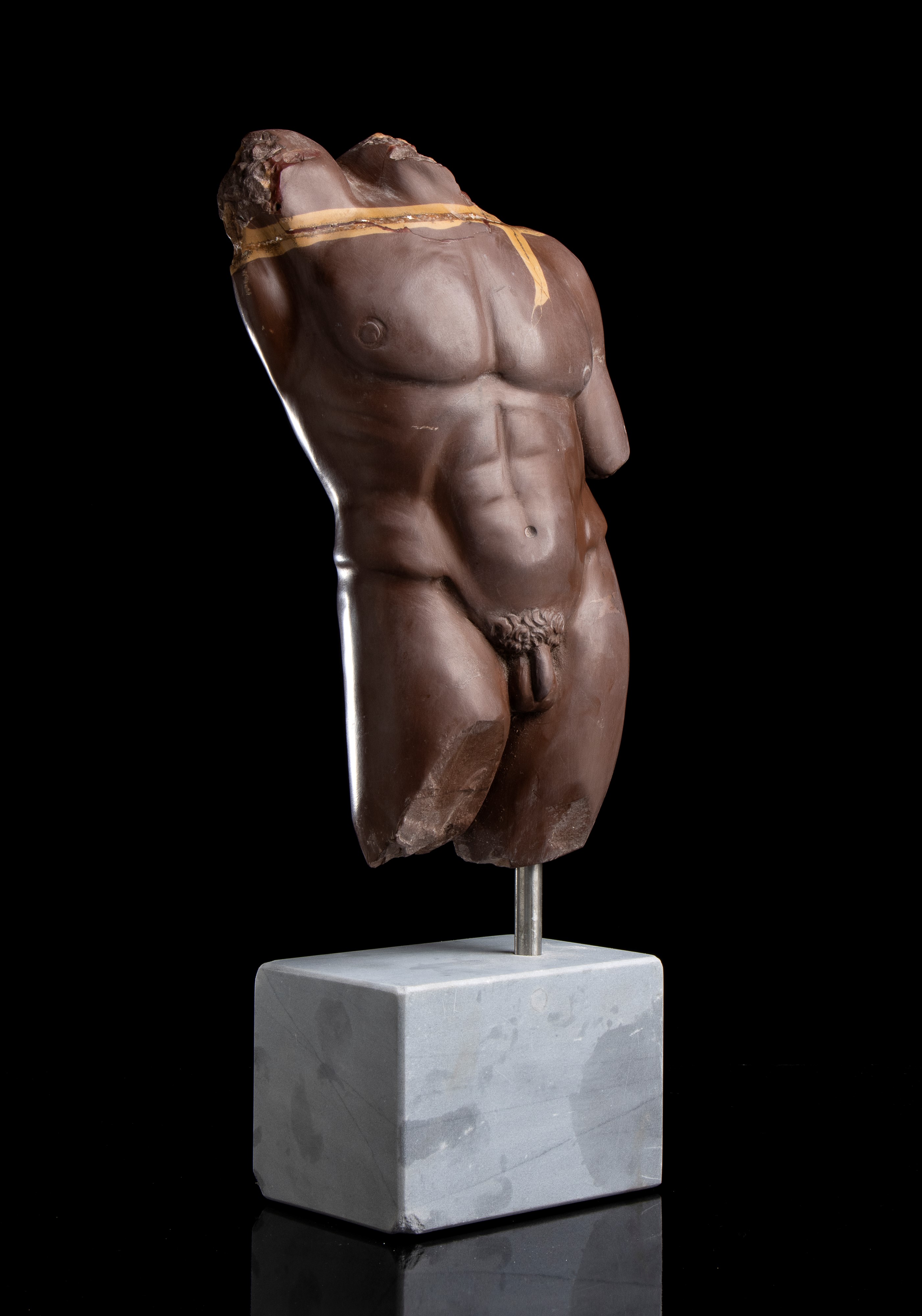 Torso in marmo rosso antico. Roma, fine del XIX - inizi del XX secolo