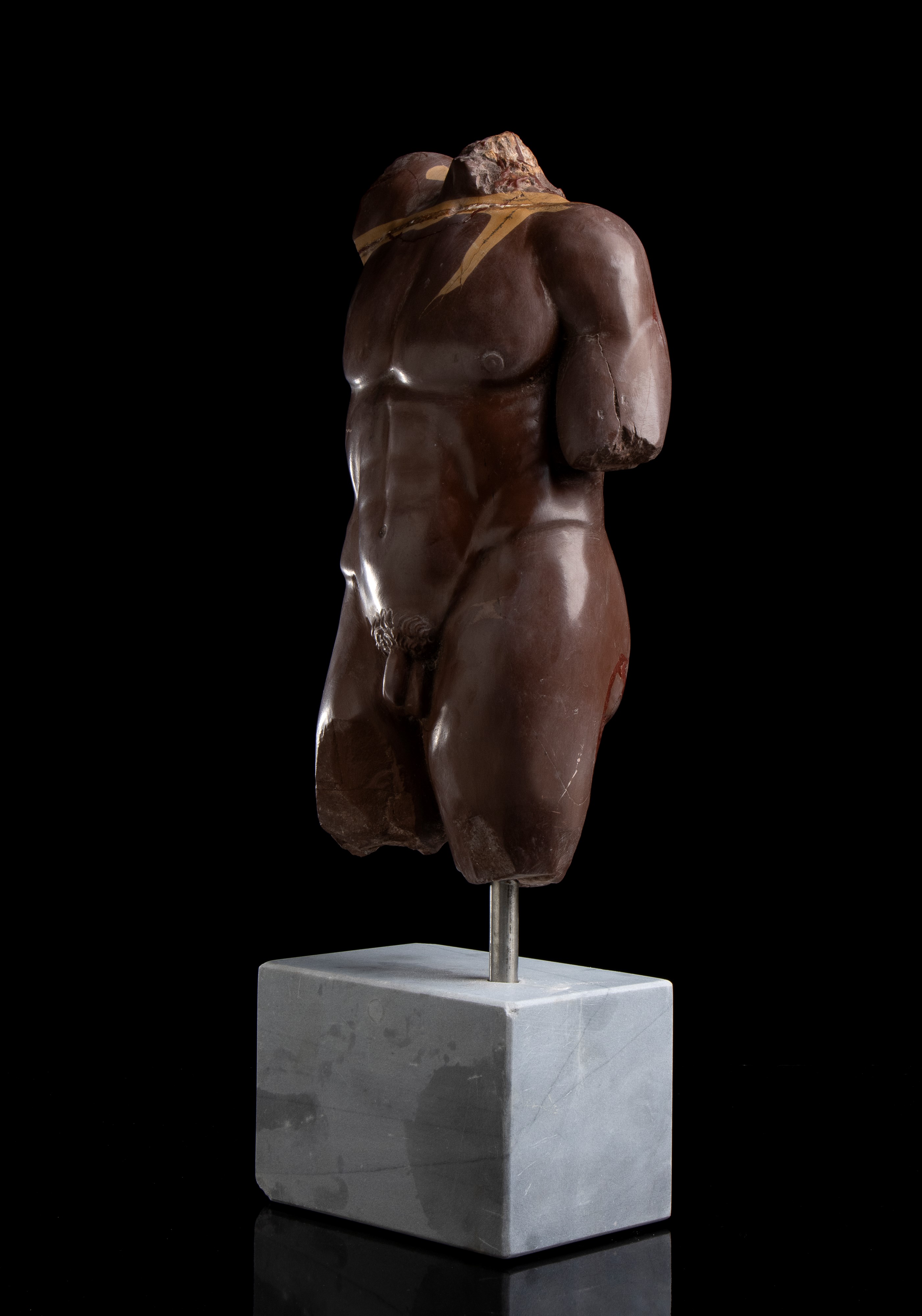 Torso in marmo rosso antico. Roma, fine del XIX - inizi del XX secolo