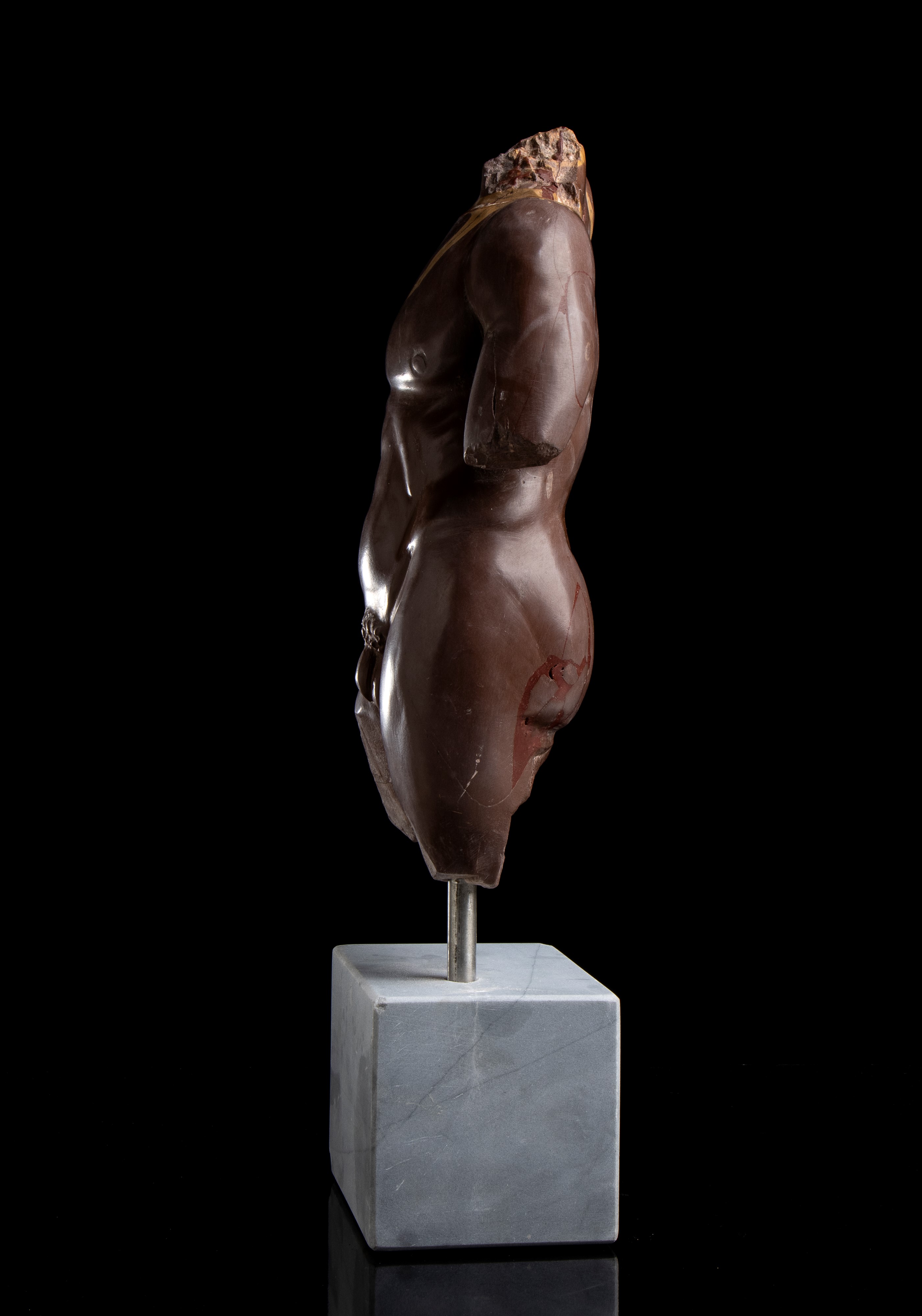 Torso in marmo rosso antico. Roma, fine del XIX - inizi del XX secolo
