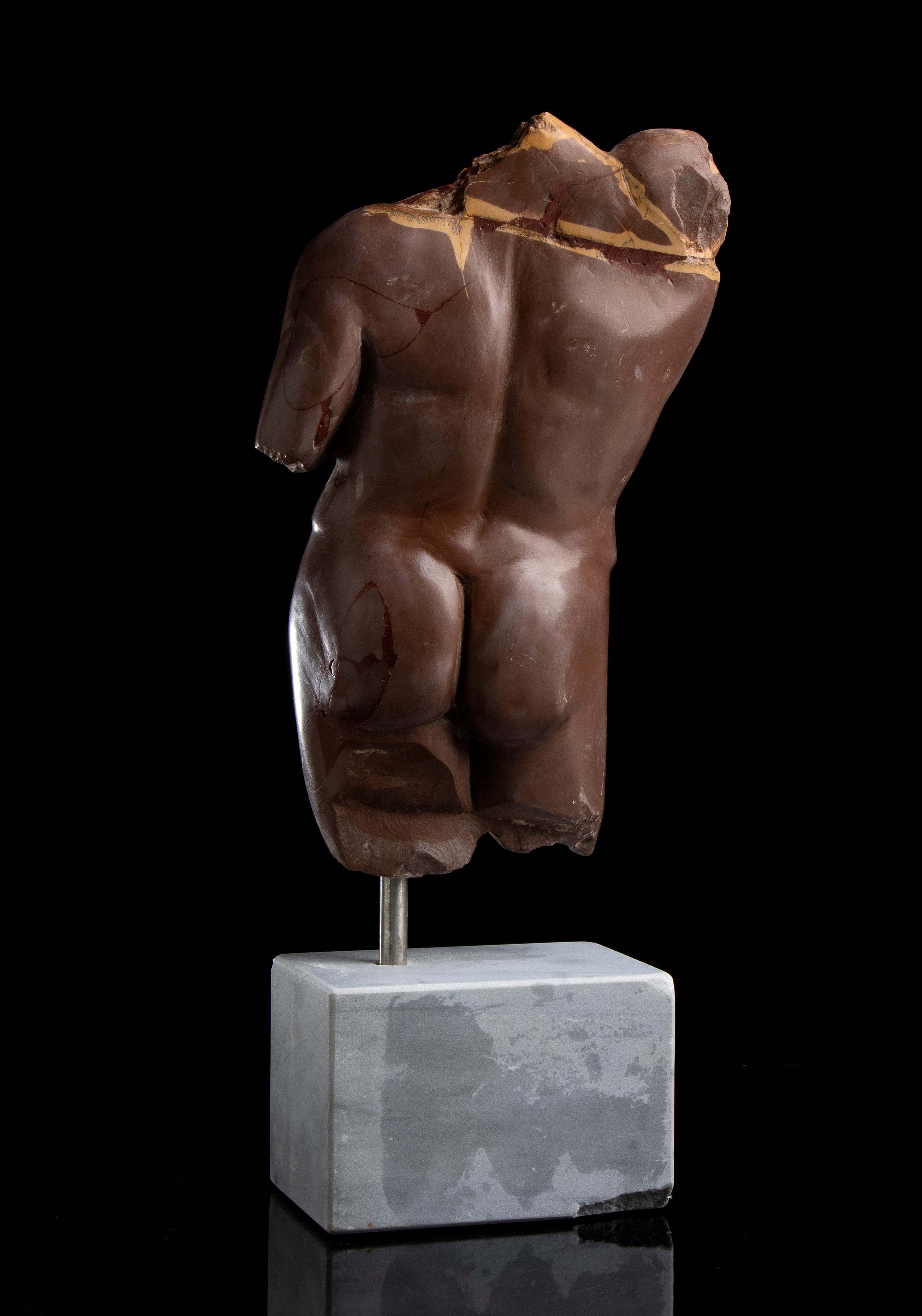 Torso in marmo rosso antico. Roma, fine del XIX - inizi del XX secolo