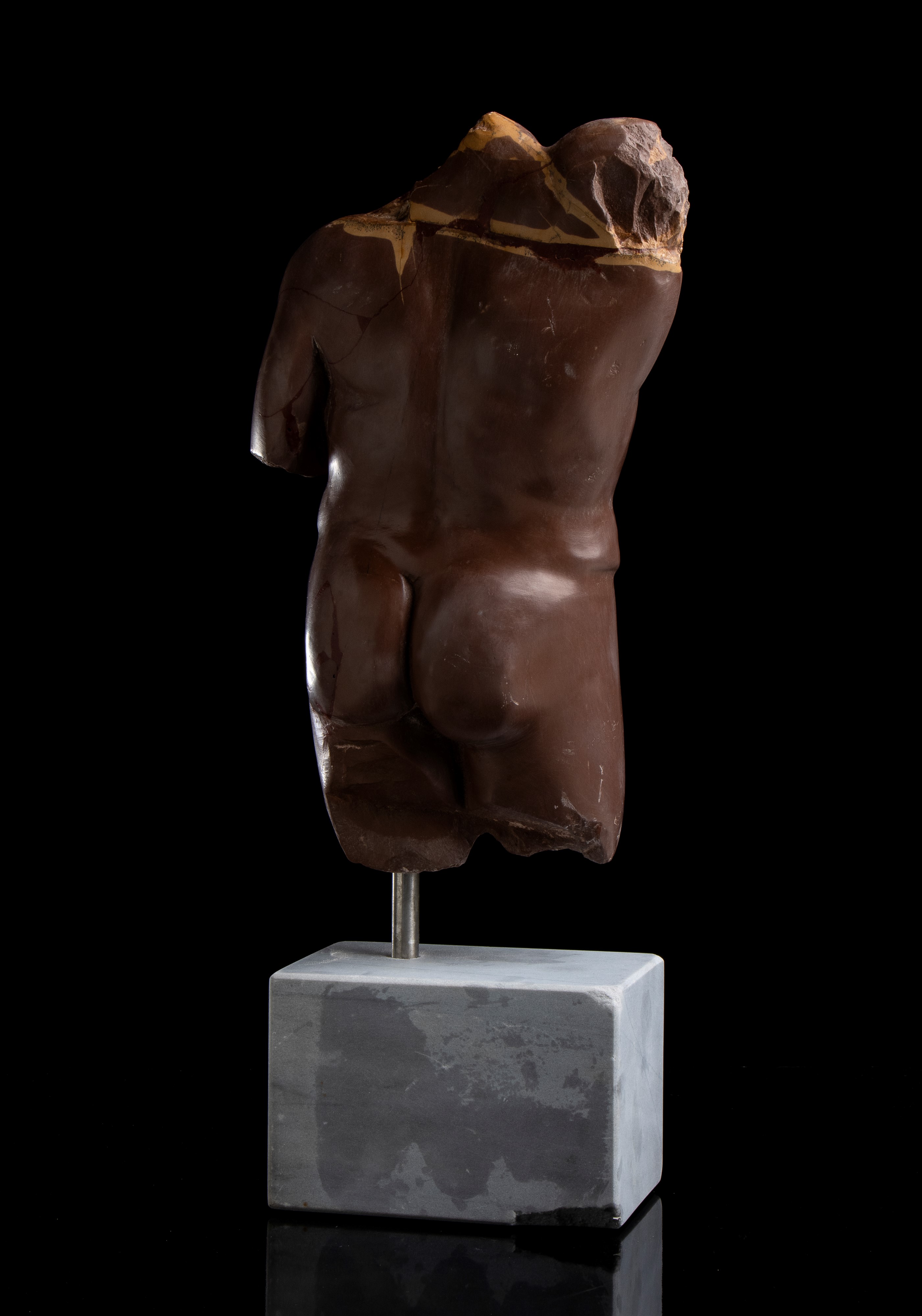 Torso in marmo rosso antico. Roma, fine del XIX - inizi del XX secolo