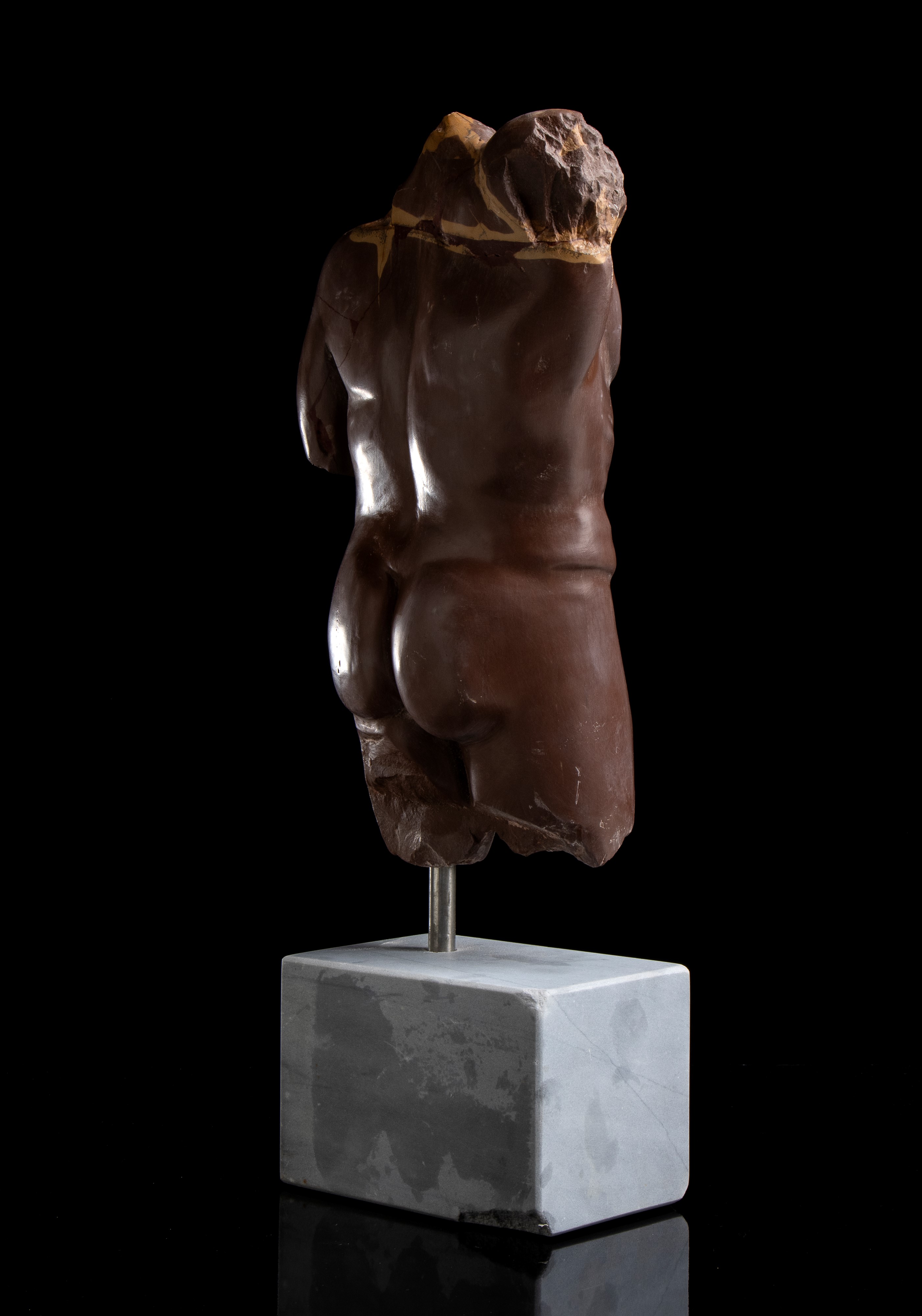Torso in marmo rosso antico. Roma, fine del XIX - inizi del XX secolo
