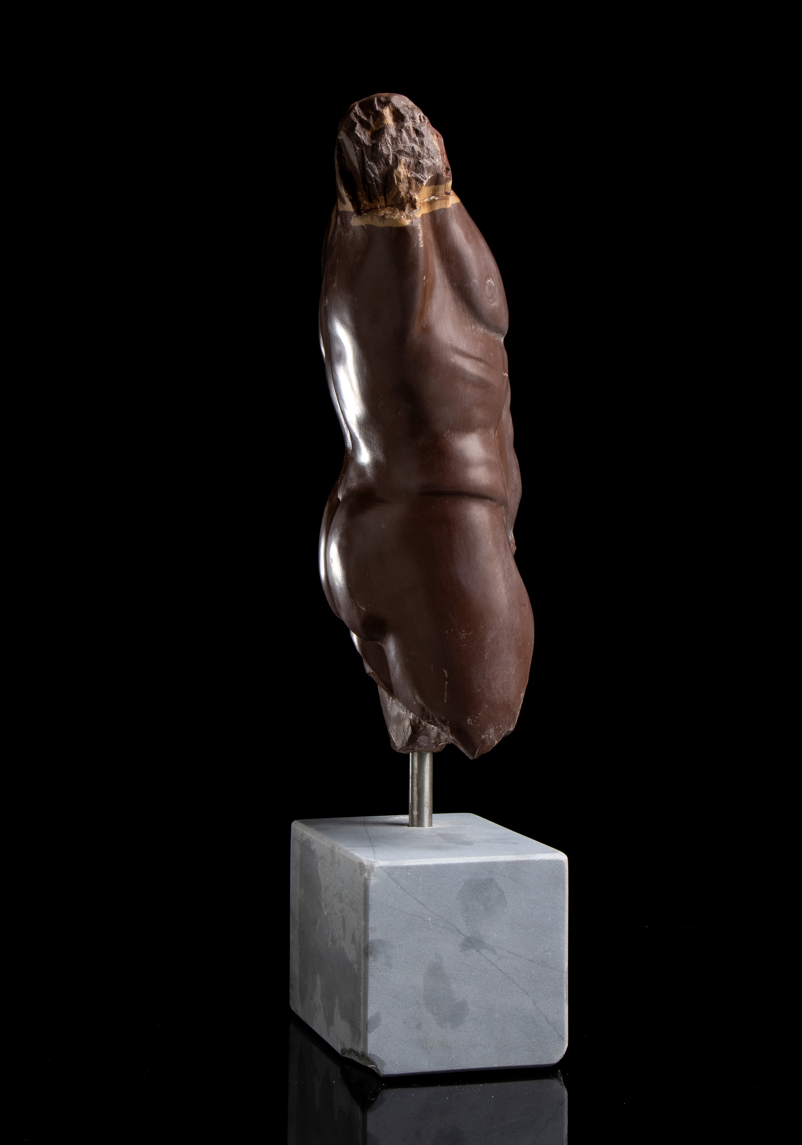 Torso in marmo rosso antico. Roma, fine del XIX - inizi del XX secolo