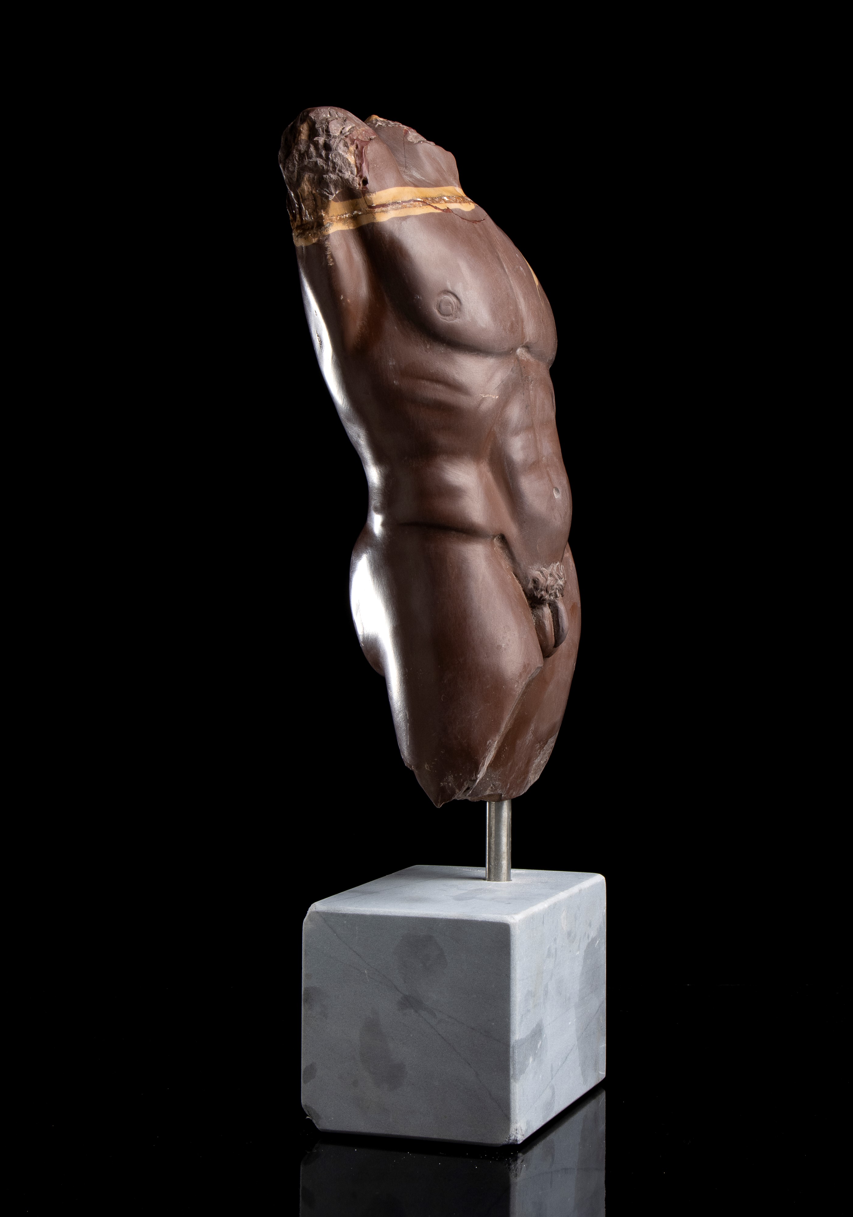 Torso in marmo rosso antico. Roma, fine del XIX - inizi del XX secolo