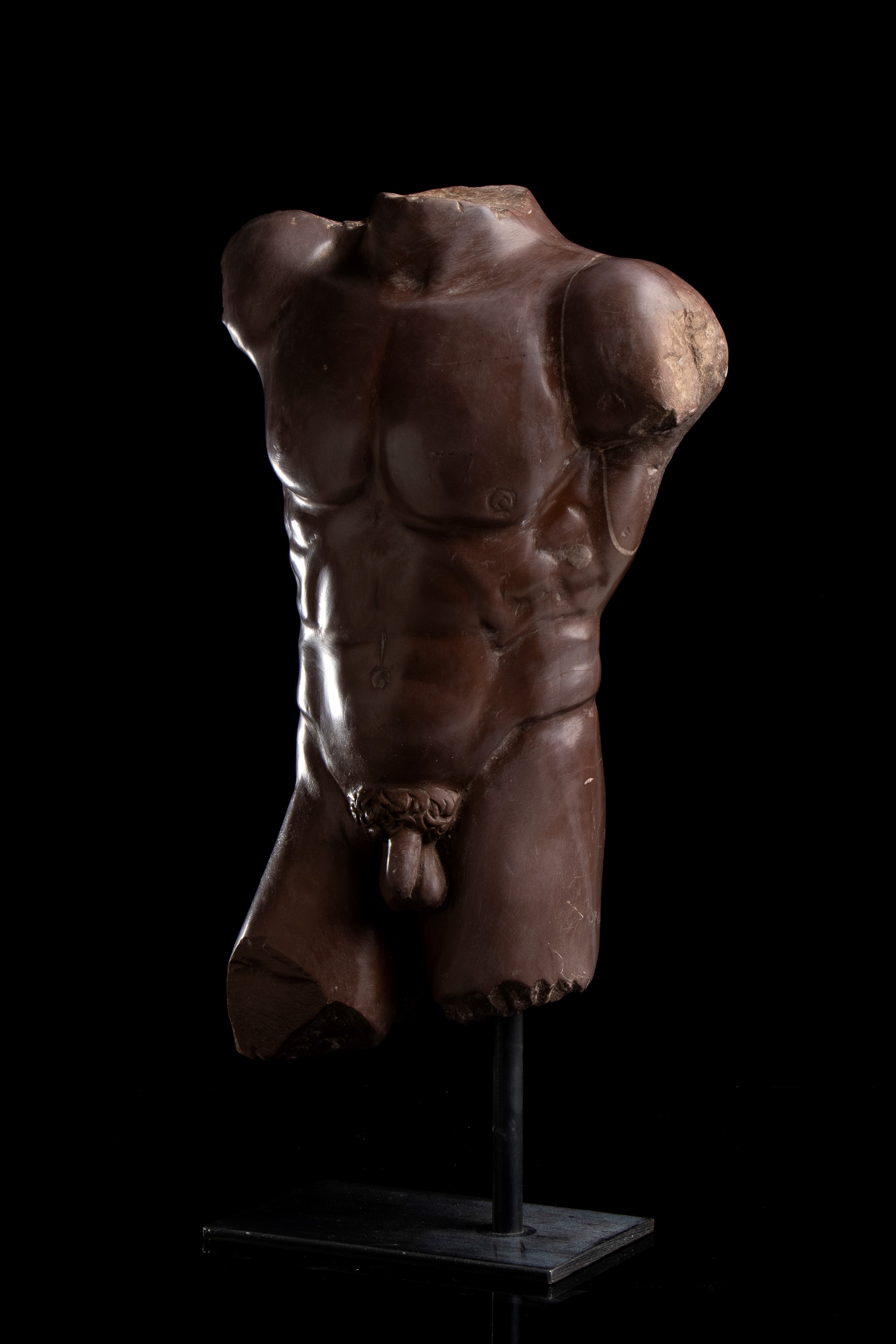 Torso in marmo rosso antico. Roma, fine del XIX - inizi del XX secolo