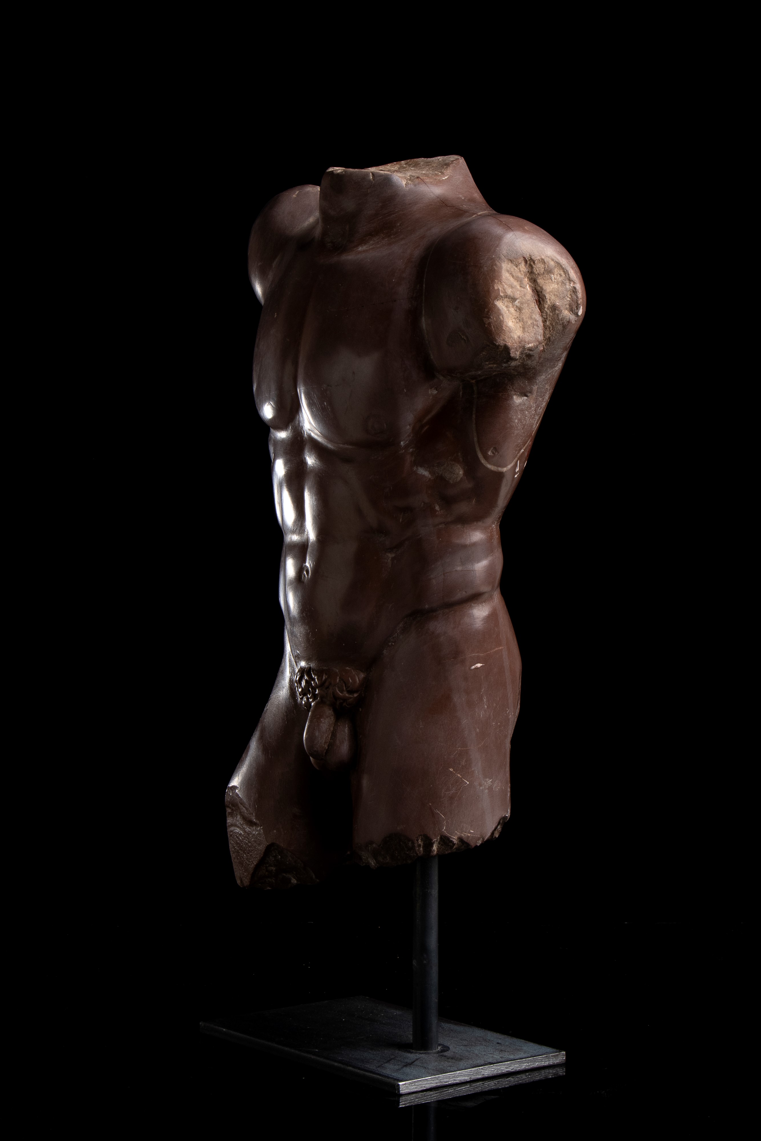 Torso in marmo rosso antico. Roma, fine del XIX - inizi del XX secolo