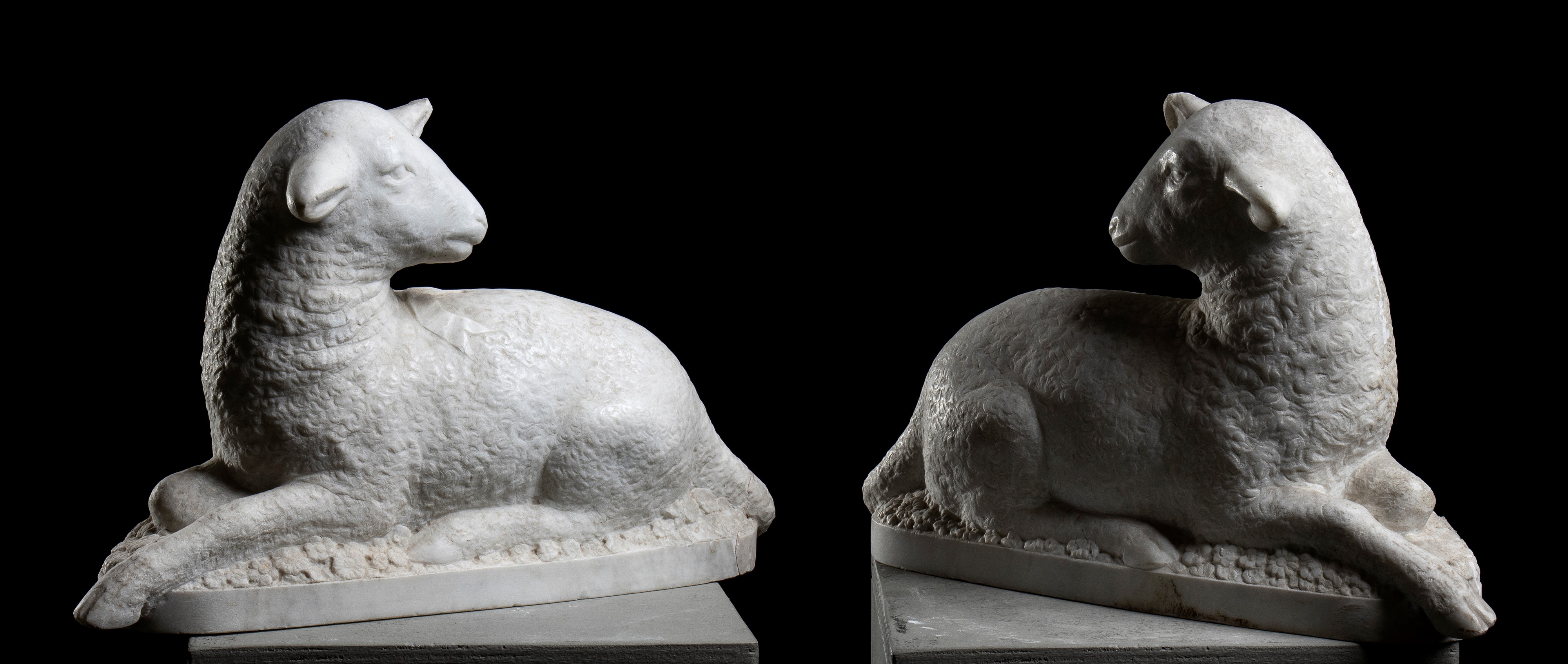 Coppia di sculture raffiguranti agnelli in marmo bianco. Roma, XIX secolo