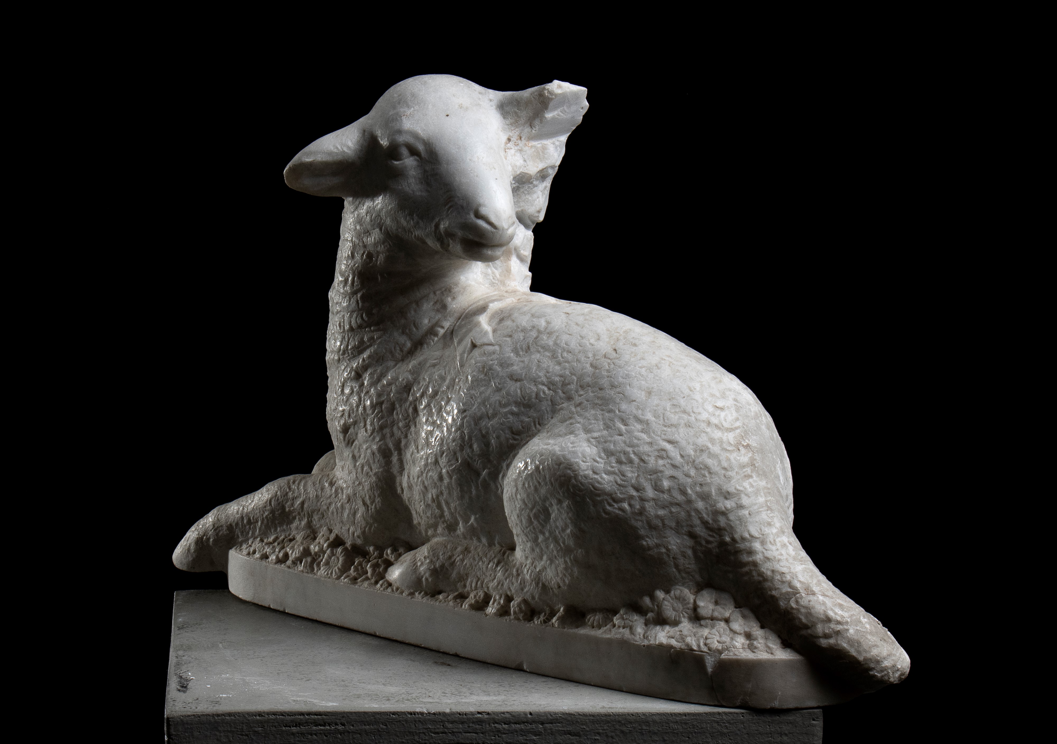 Coppia di sculture raffiguranti agnelli in marmo bianco. Roma, XIX secolo