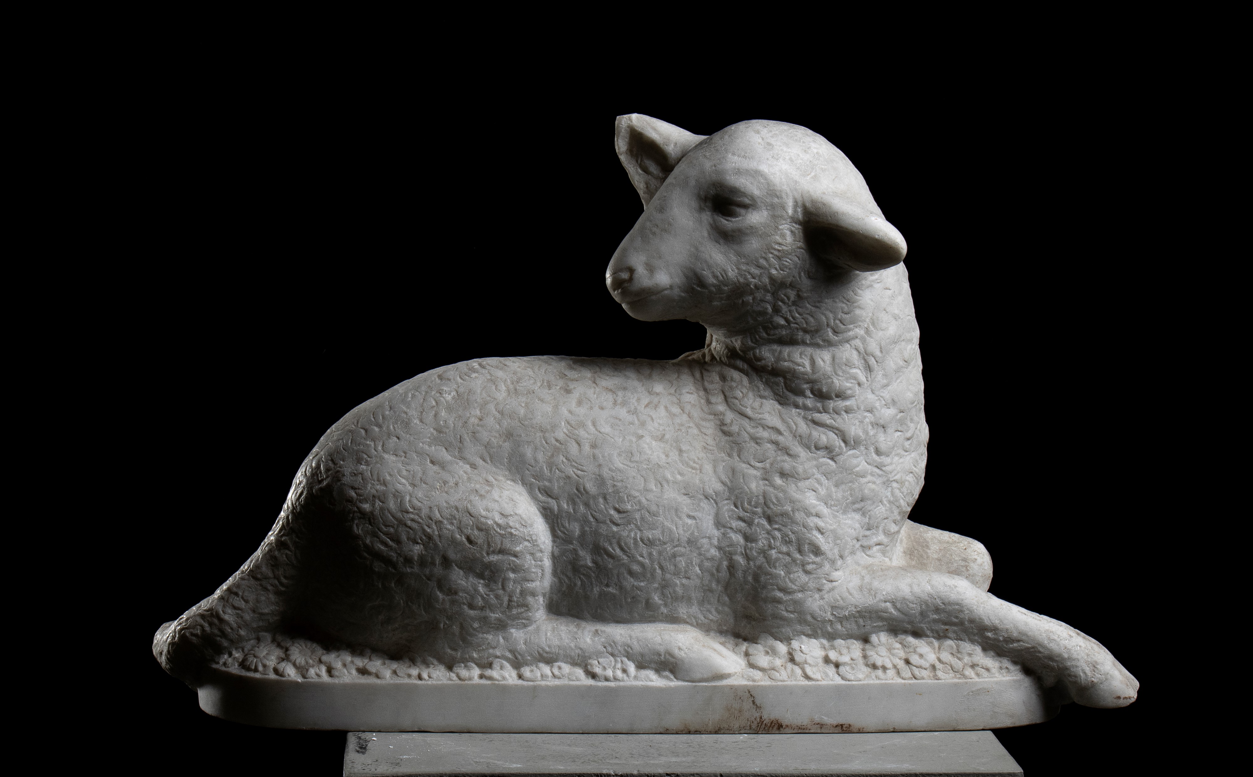 Coppia di sculture raffiguranti agnelli in marmo bianco. Roma, XIX secolo