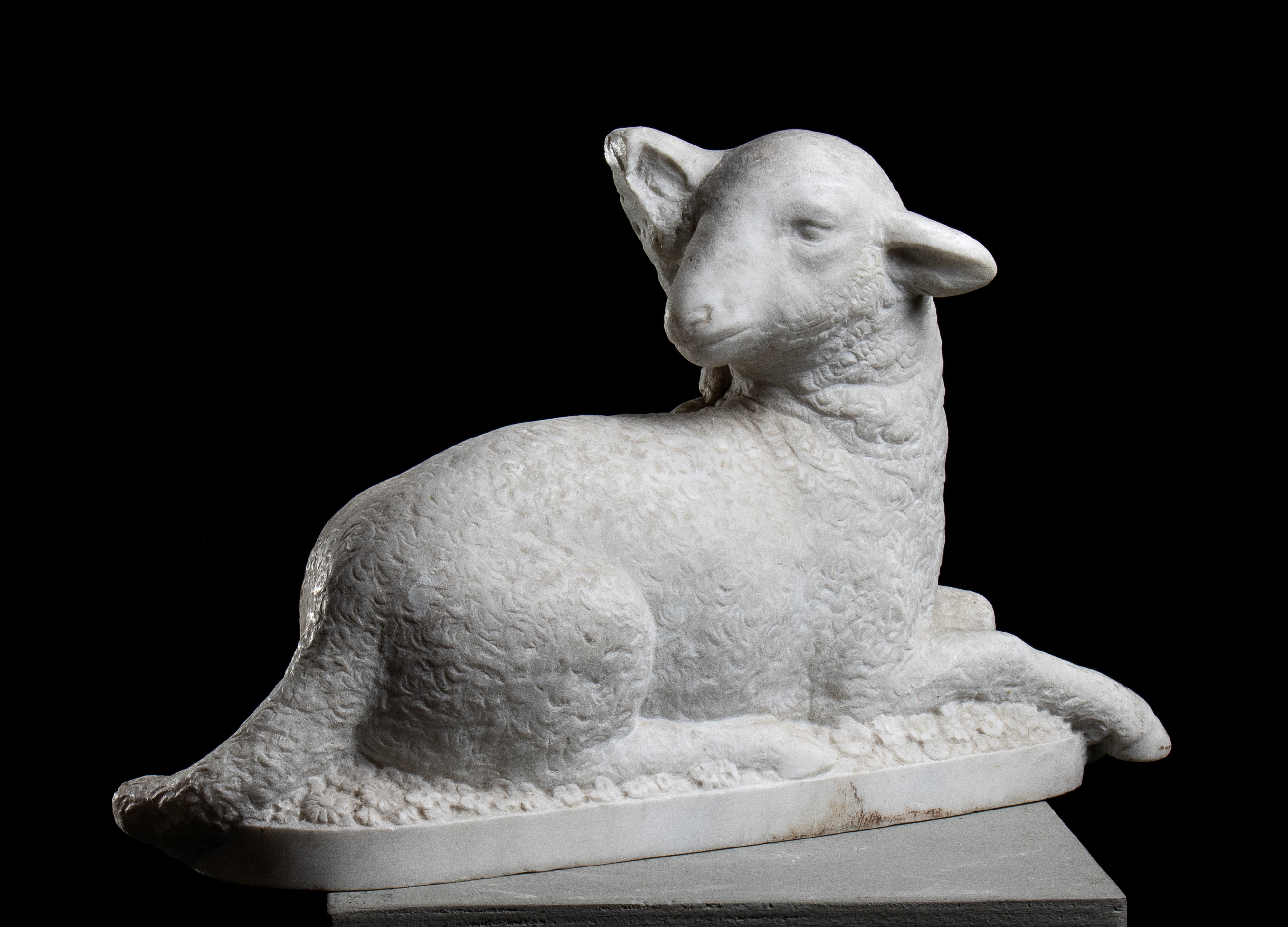 Coppia di sculture raffiguranti agnelli in marmo bianco. Roma, XIX secolo