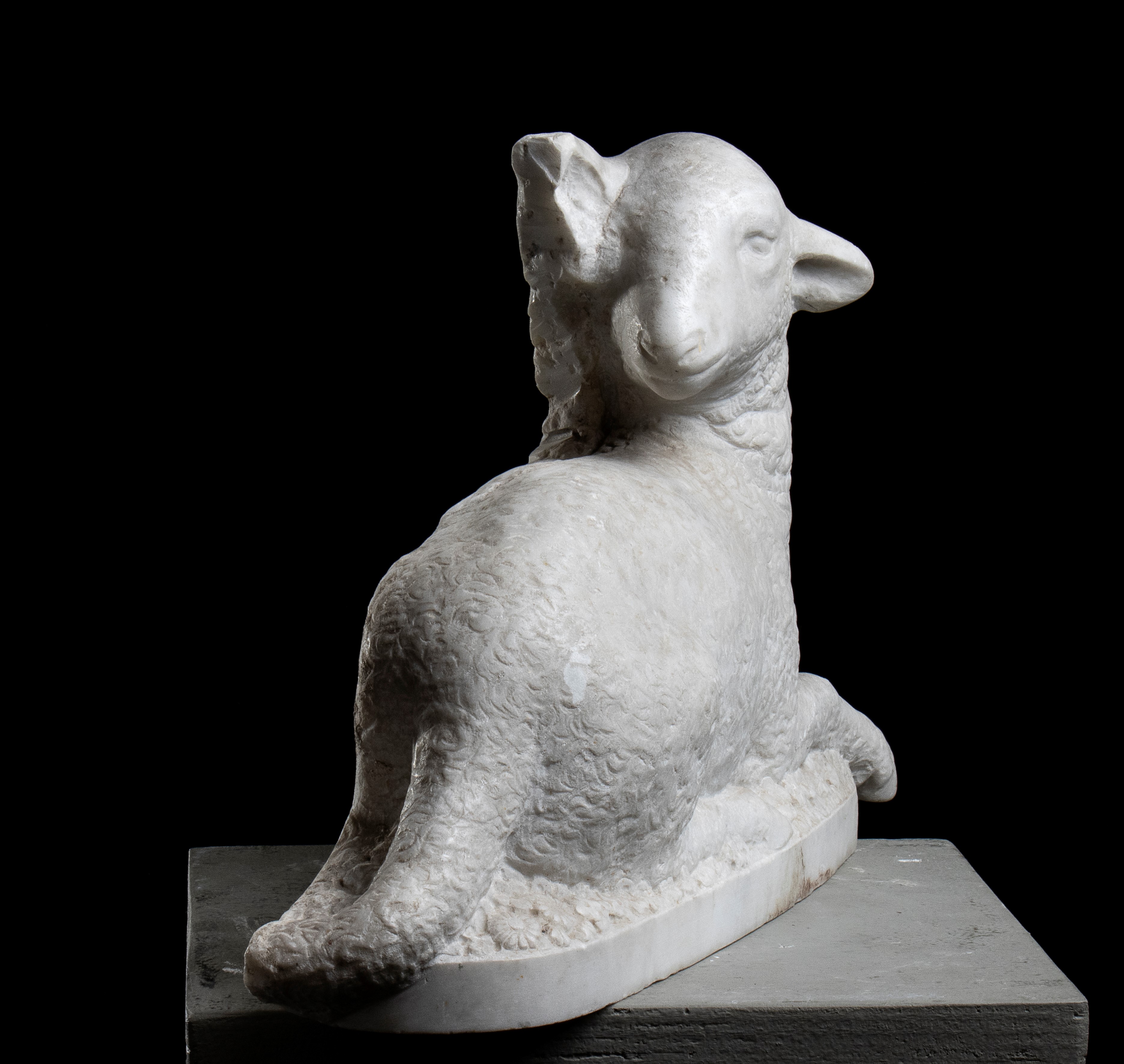 Coppia di sculture raffiguranti agnelli in marmo bianco. Roma, XIX secolo