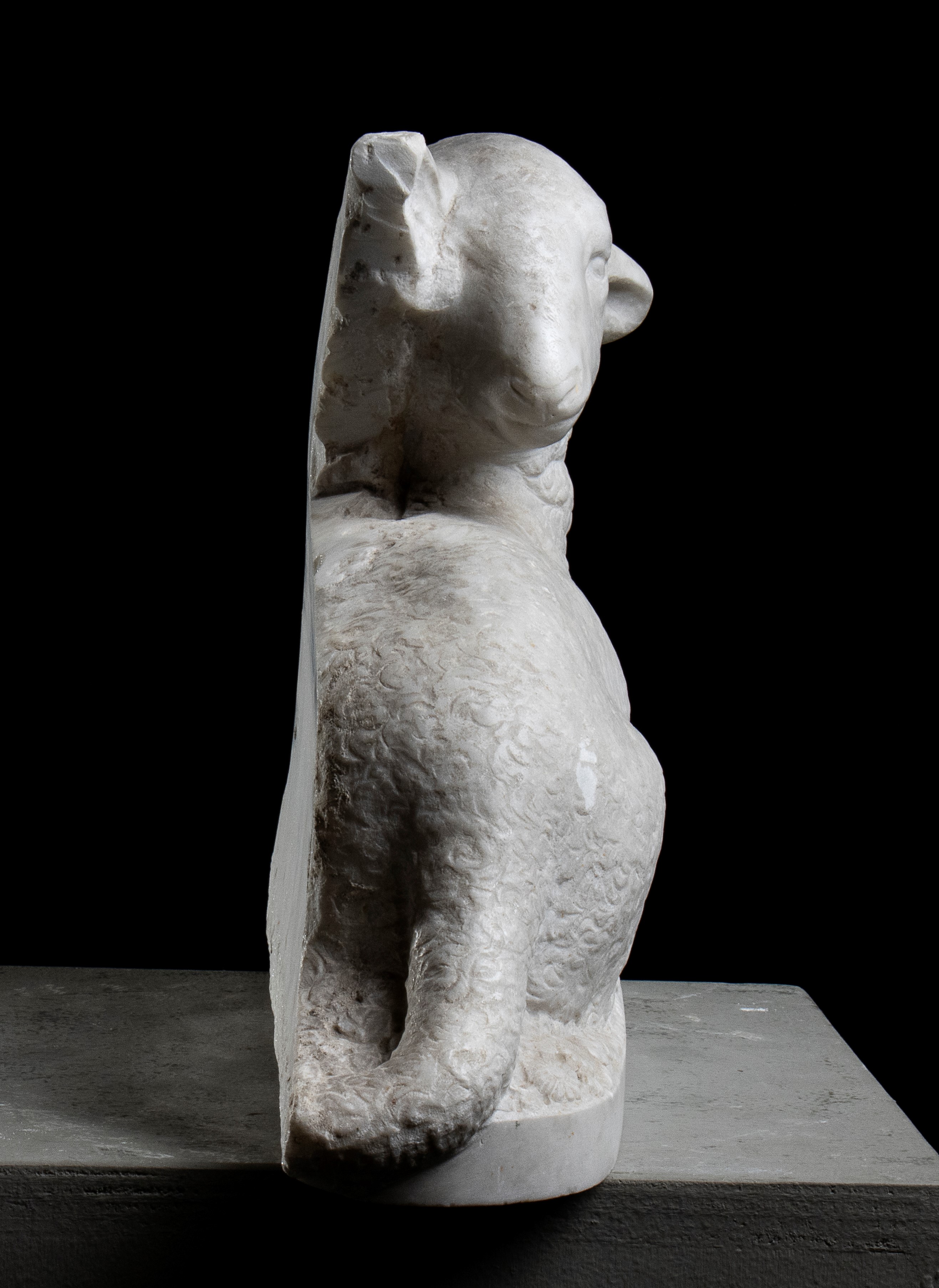 Coppia di sculture raffiguranti agnelli in marmo bianco. Roma, XIX secolo