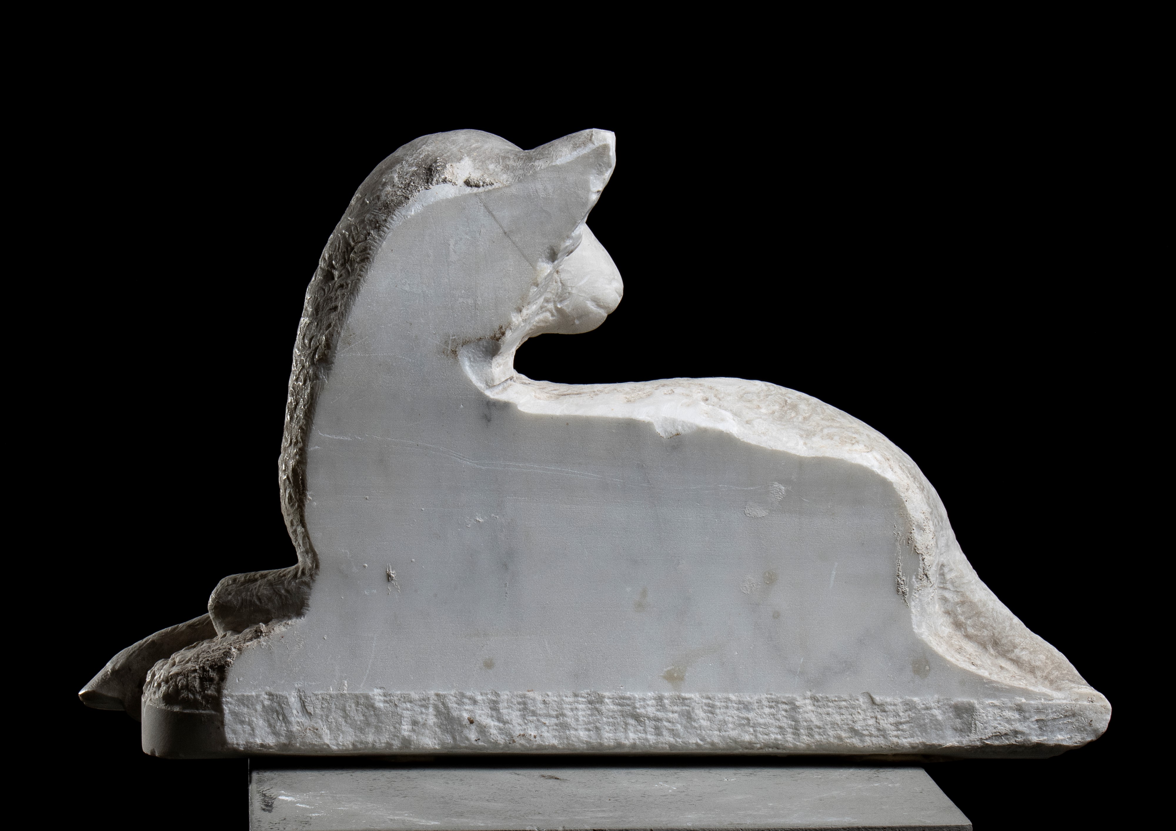 Coppia di sculture raffiguranti agnelli in marmo bianco. Roma, XIX secolo