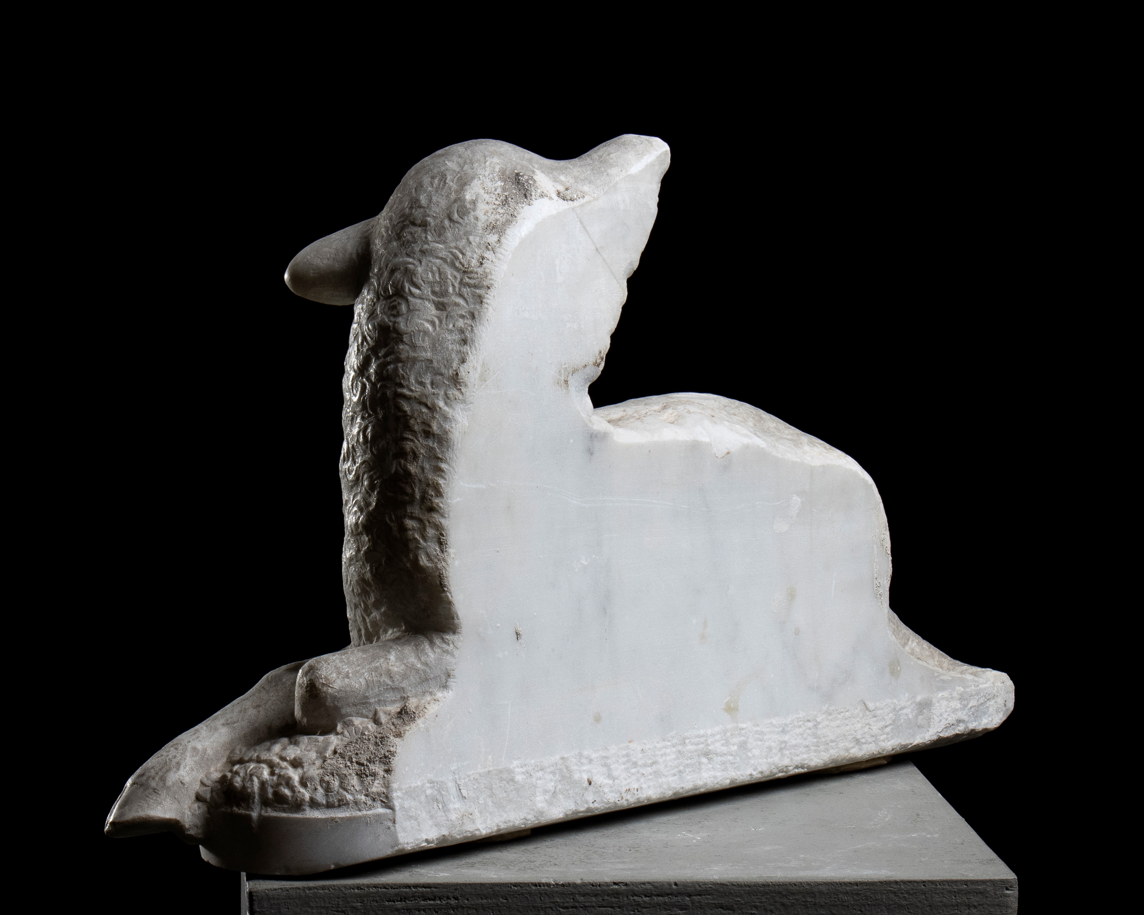 Coppia di sculture raffiguranti agnelli in marmo bianco. Roma, XIX secolo