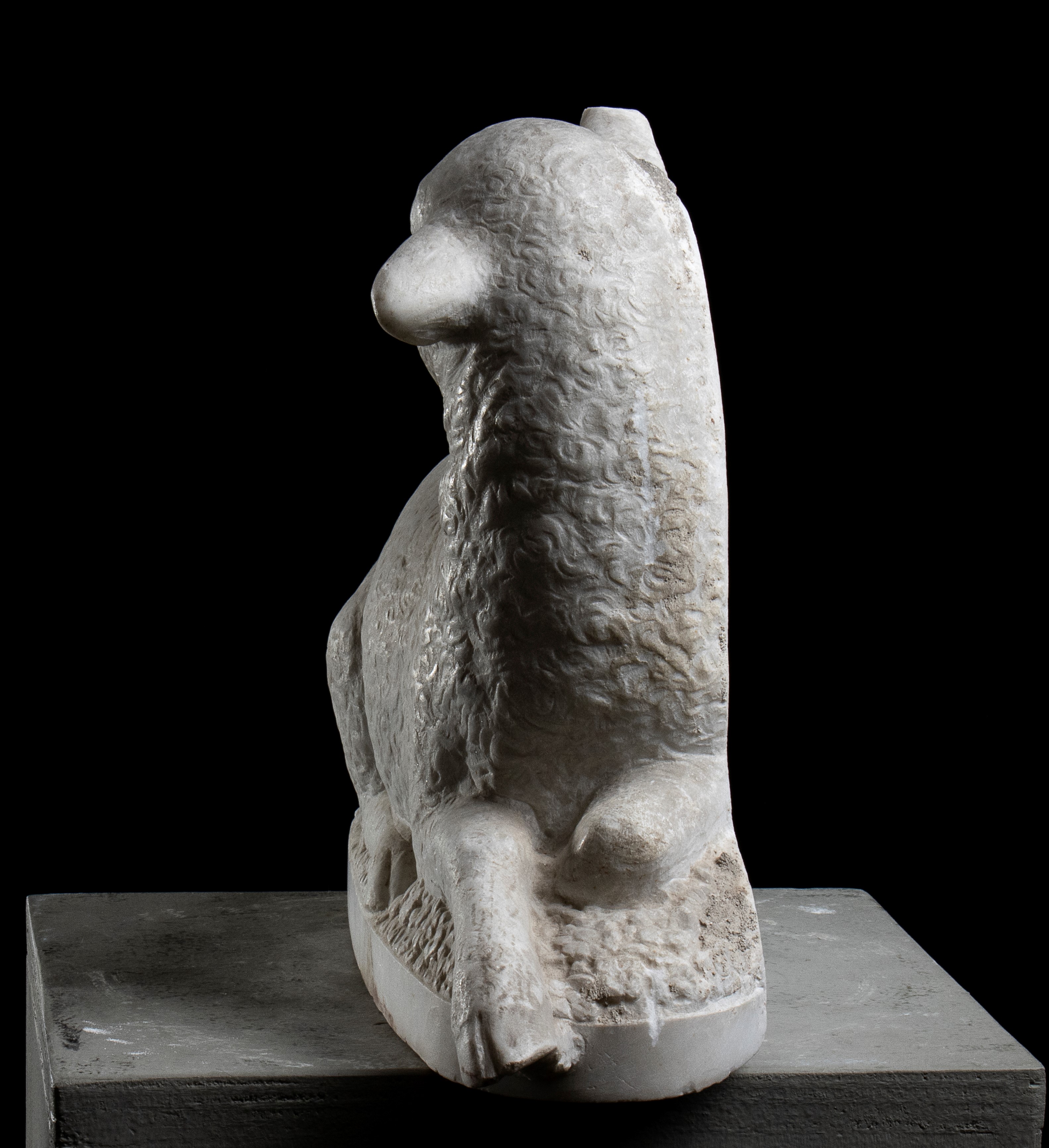 Coppia di sculture raffiguranti agnelli in marmo bianco. Roma, XIX secolo