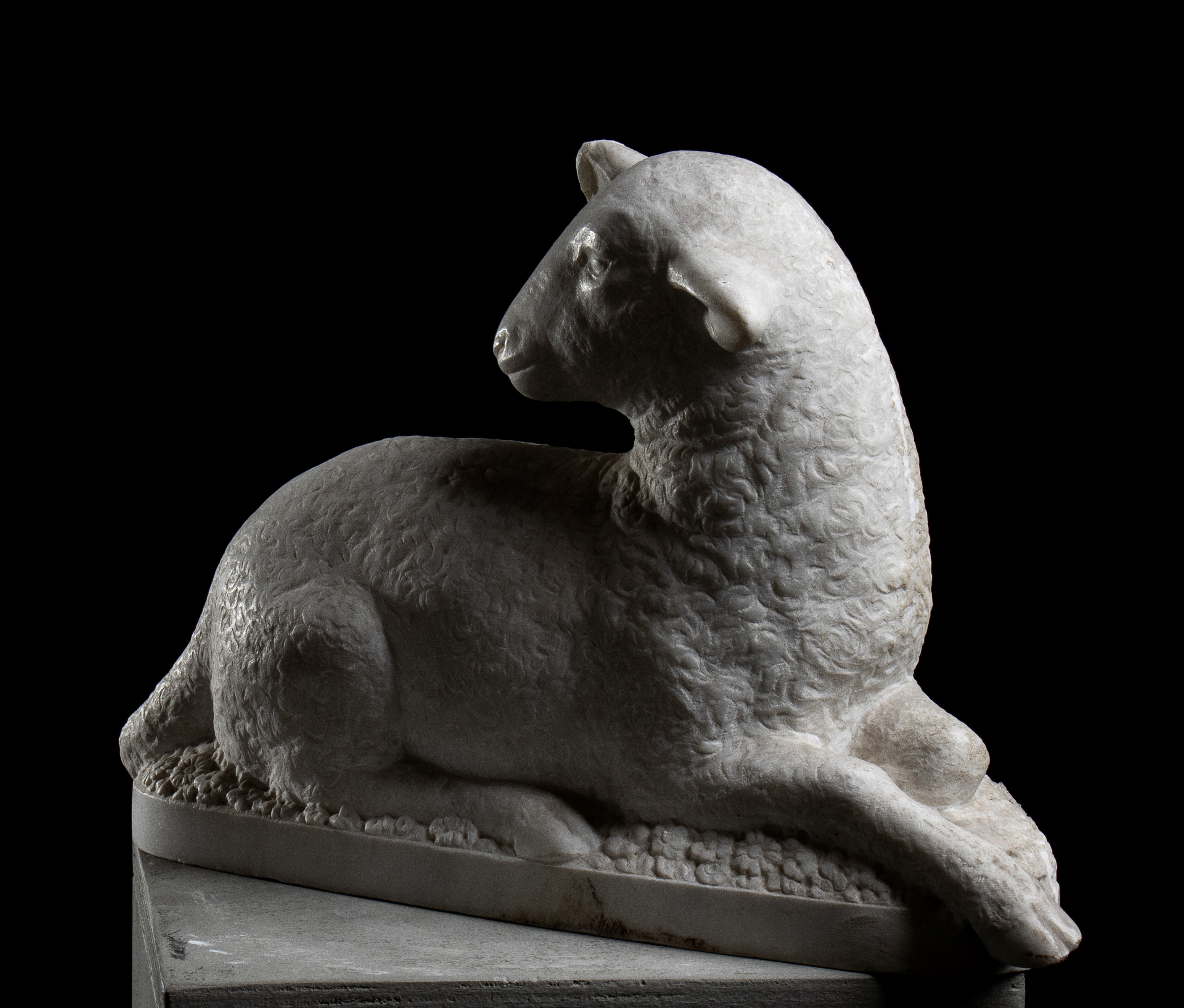 Coppia di sculture raffiguranti agnelli in marmo bianco. Roma, XIX secolo