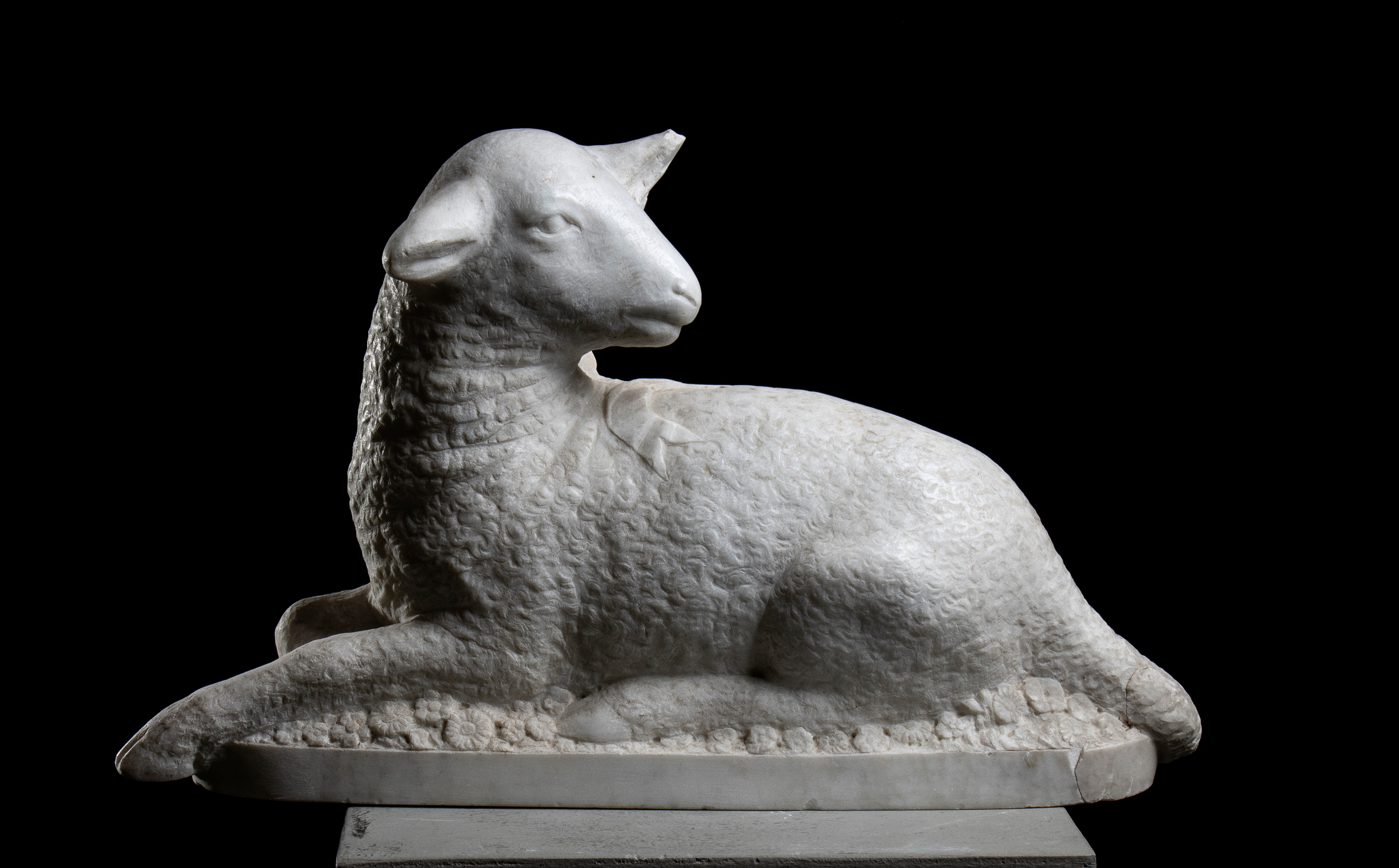 Coppia di sculture raffiguranti agnelli in marmo bianco. Roma, XIX secolo