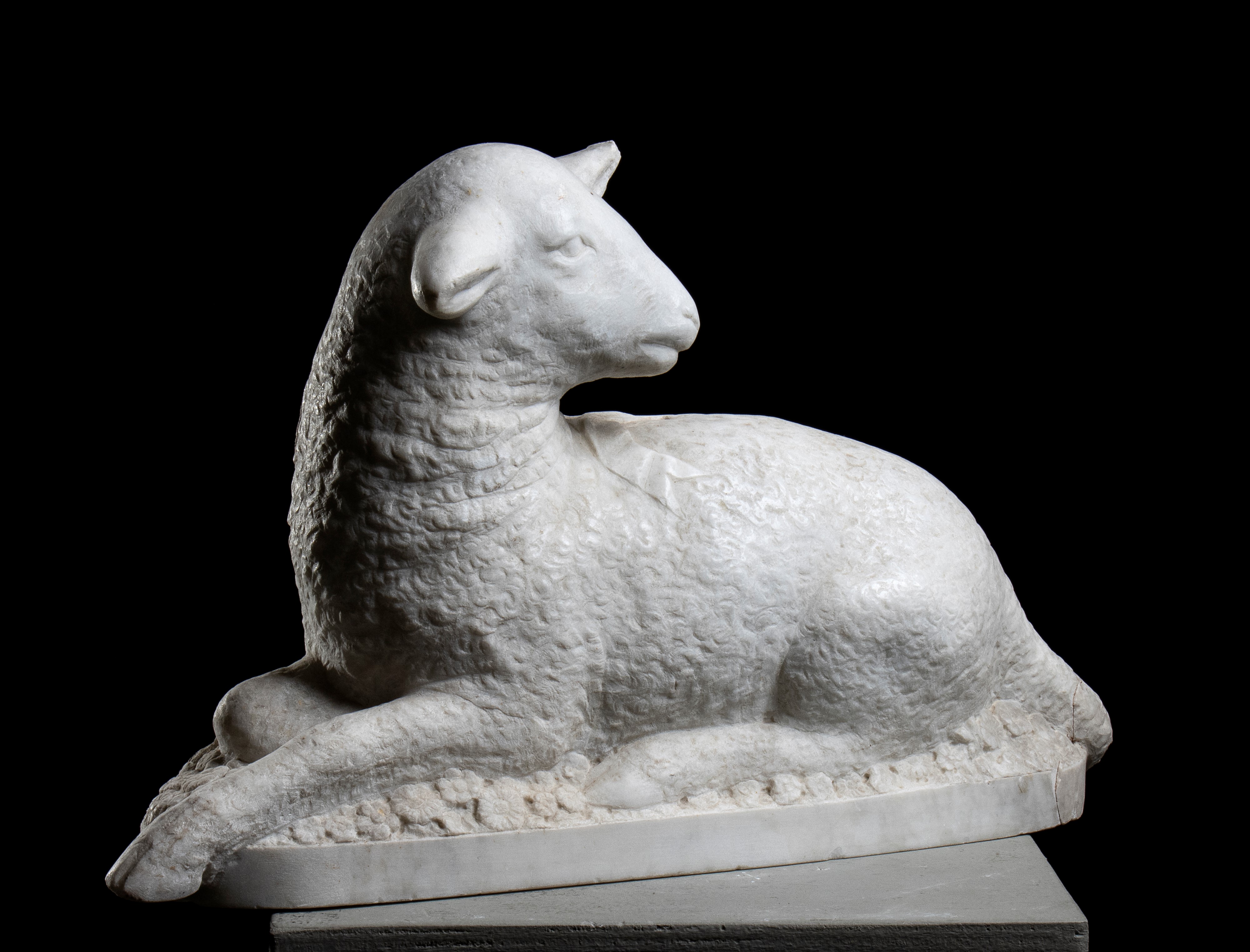 Coppia di sculture raffiguranti agnelli in marmo bianco. Roma, XIX secolo